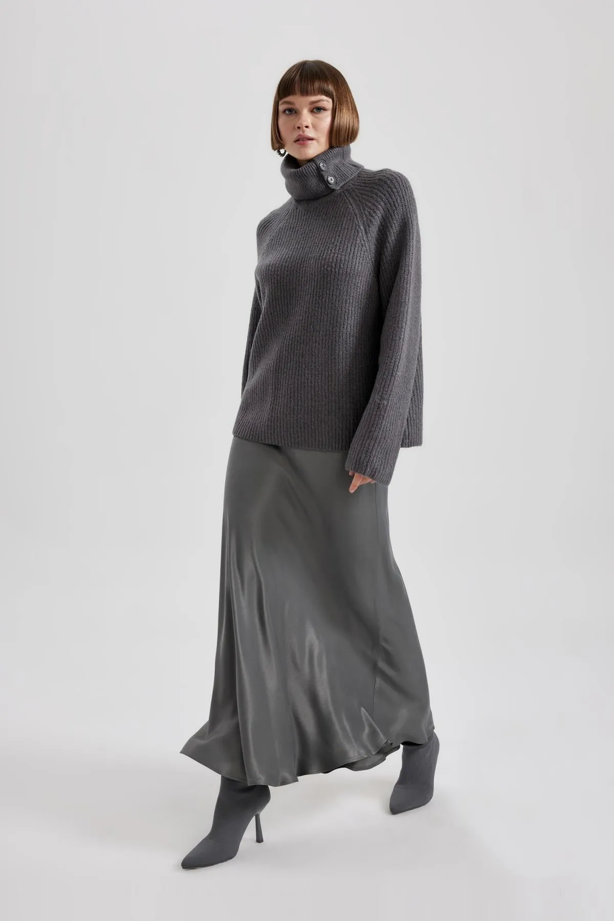 DeFacto  A-Linien-Midirock aus Satin mit normaler Taille B1867ax23au