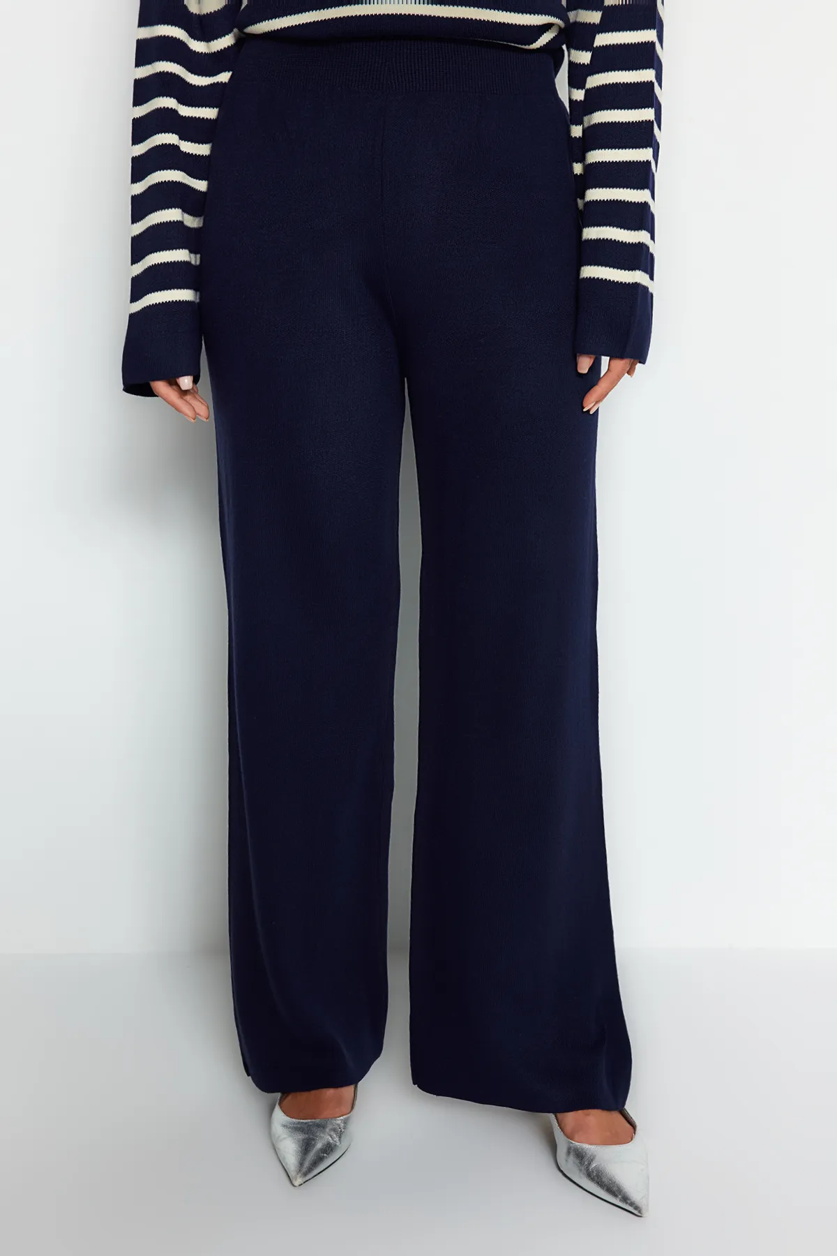 Trendyol Modest  Marineblaues Strickoberteil- und Unterteil-Set mit gestreiftem Kragen und Krawatte, Pullover und Hose TCTAW24US00080