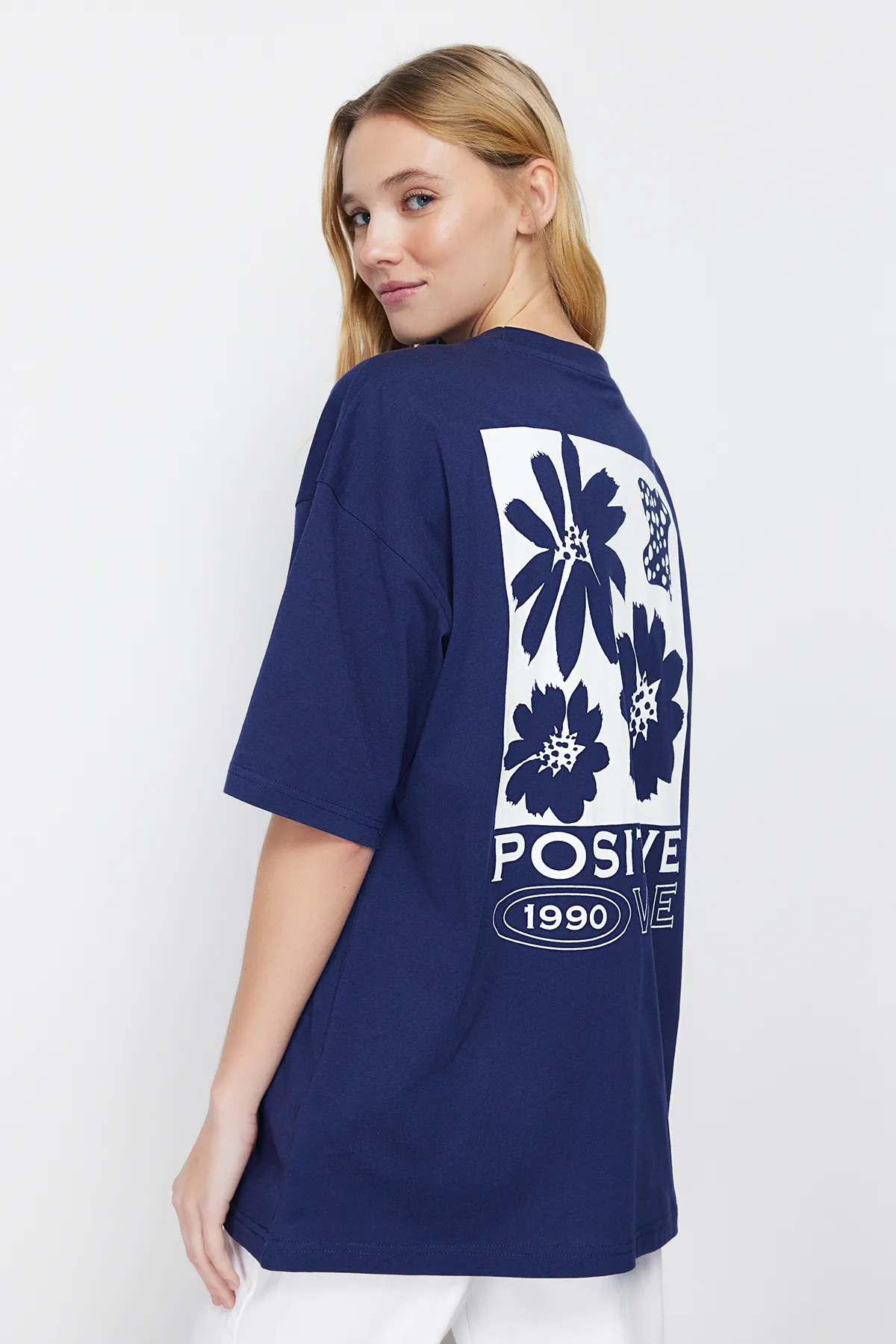 Trendyol Collection  Marineblaues Strick-T-Shirt mit Rundhalsausschnitt aus 100 % Baumwolle mit Rückendruck, übergroße/weite Passform, TWOSS23TS00321