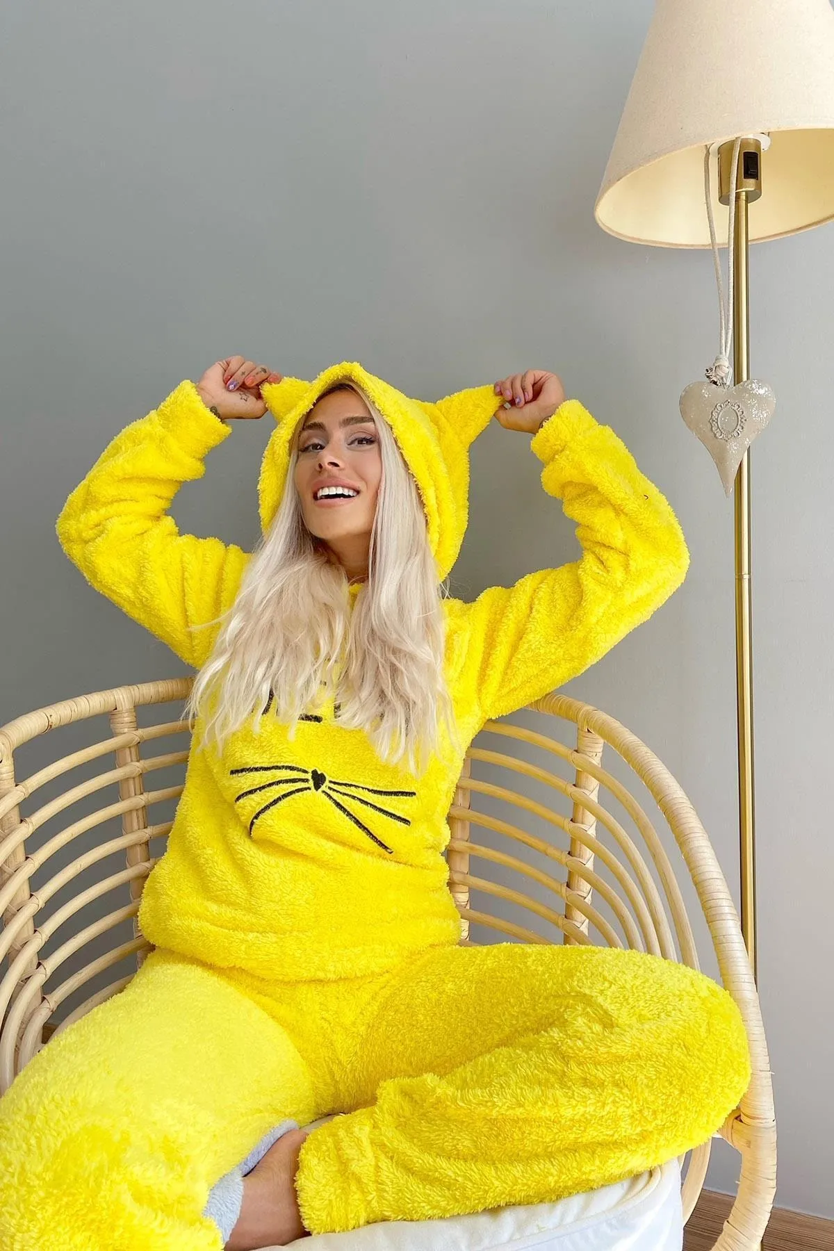 Pijamaevi  Gelbes Meow-gemustertes Vollplüsch-Pyjama-Set