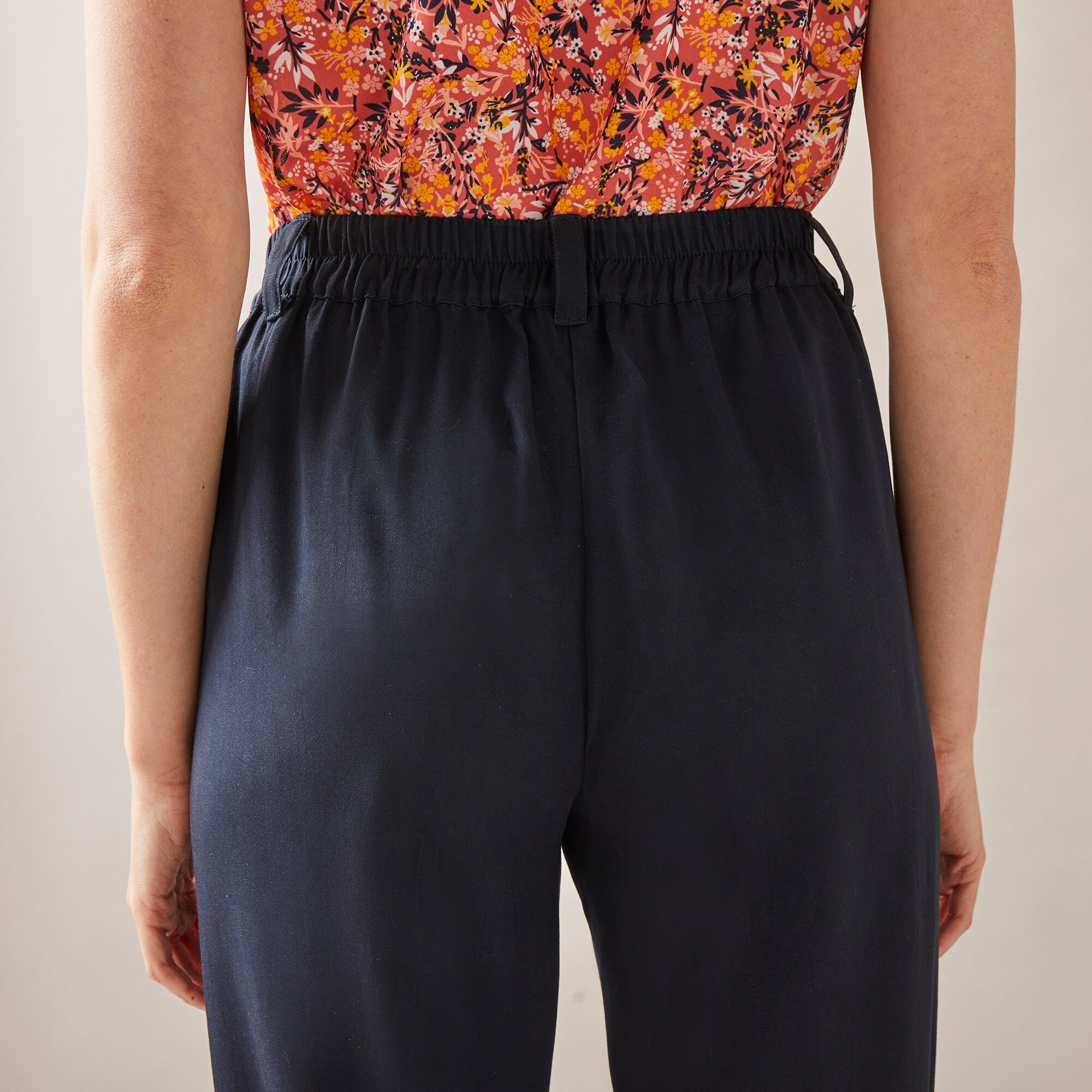 Pantalon fuselé uni ceinturé