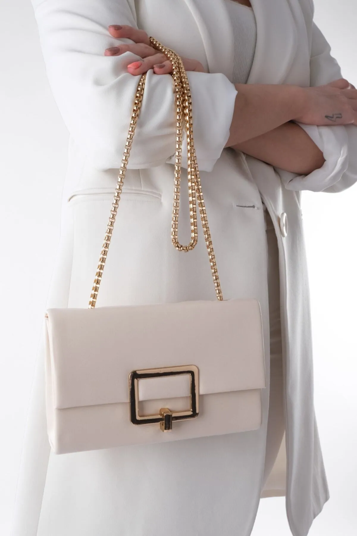 Marjin  Damen-Hand- und Umhängetasche in Goldfarbe, Goldkettenriemen, Sovi-Beige