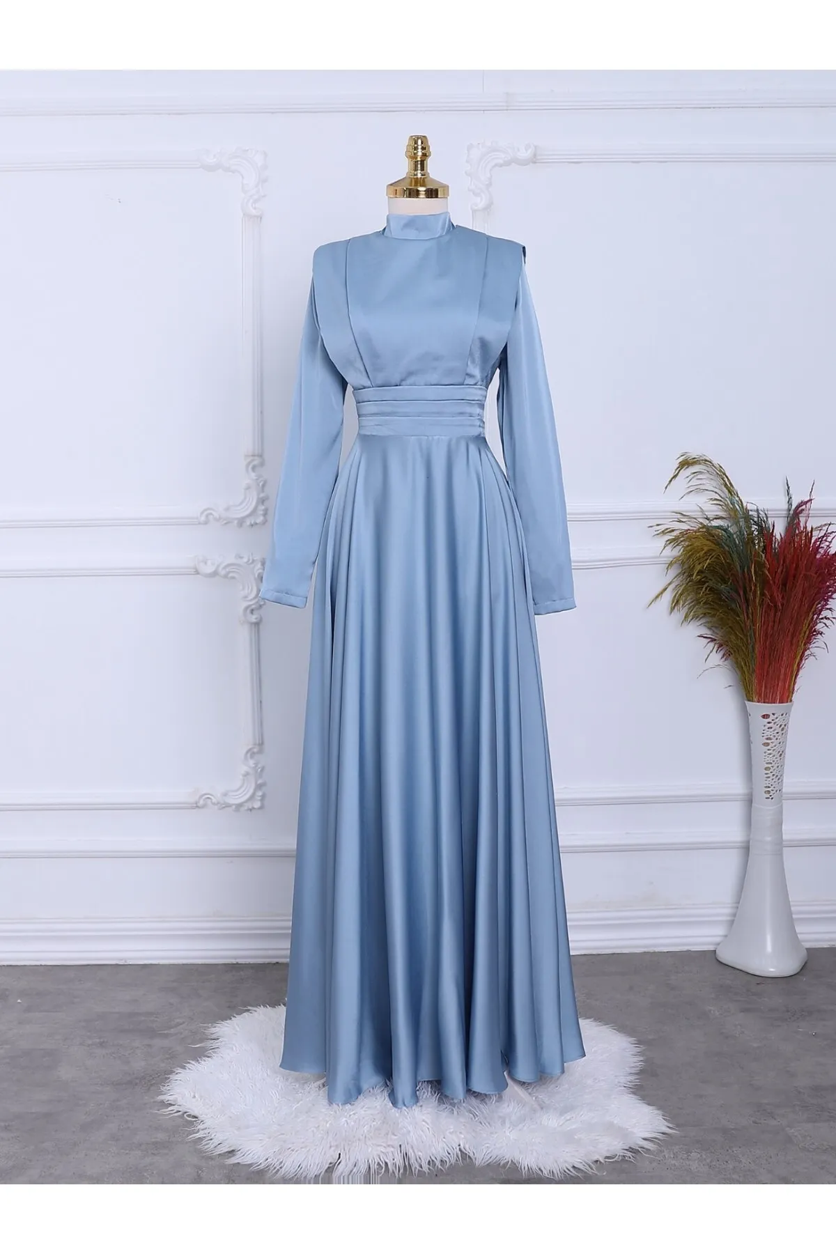 Modamorfo  Doppellagiges Satin-Abendkleid mit Falten an der Taille und an der Vorderseite