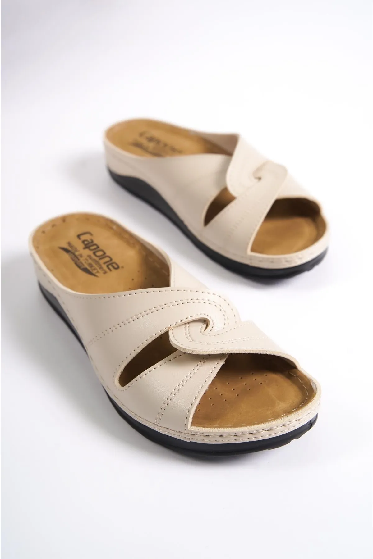 Capone Outfitters  Anatomisch weiche, bequeme Mutterhausschuhe mit Keilabsatz