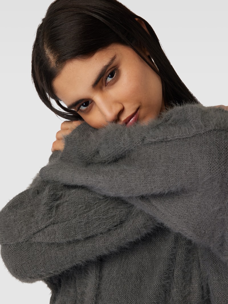Strickpullover mit Zopfmuster in hellgrau