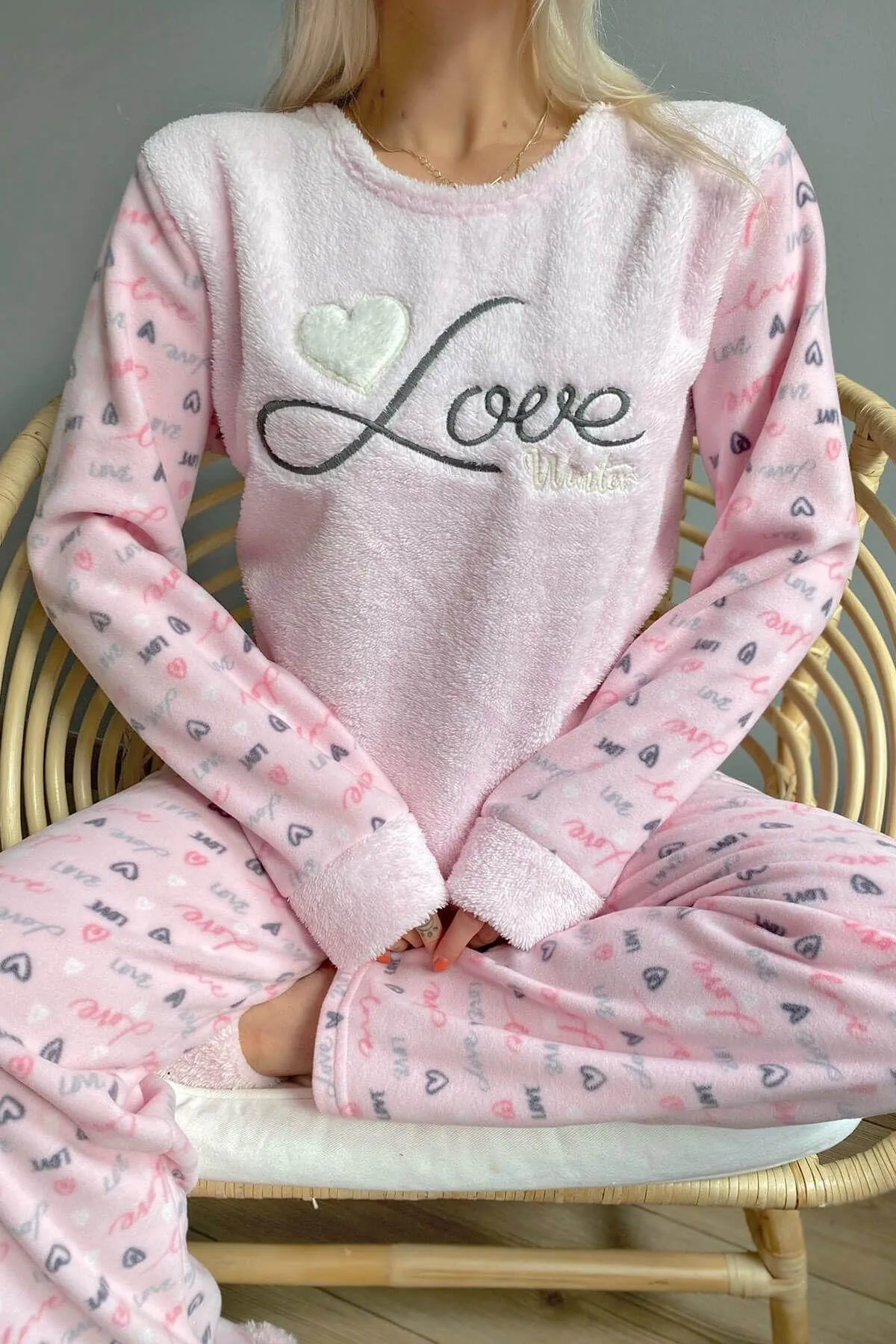 Pijamaevi  Puderrosa Love Winter gemustertes Plüsch-Pyjama-Set für Damen
