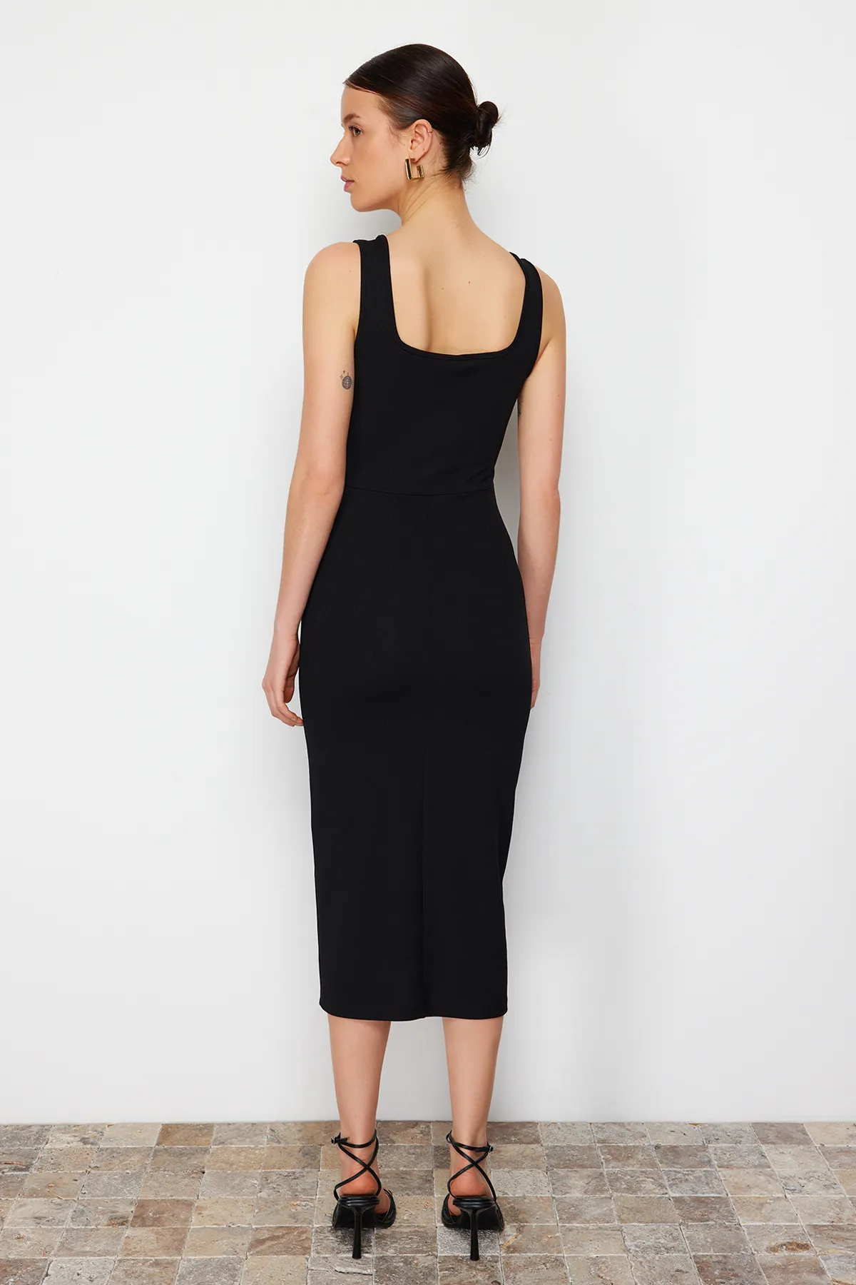 Trendyol Collection  Schwarzes, figurbetontes Midi-Bleistiftkleid aus flexiblem Strick mit Schlitz und quadratischem Kragen TWOSS24EL00679