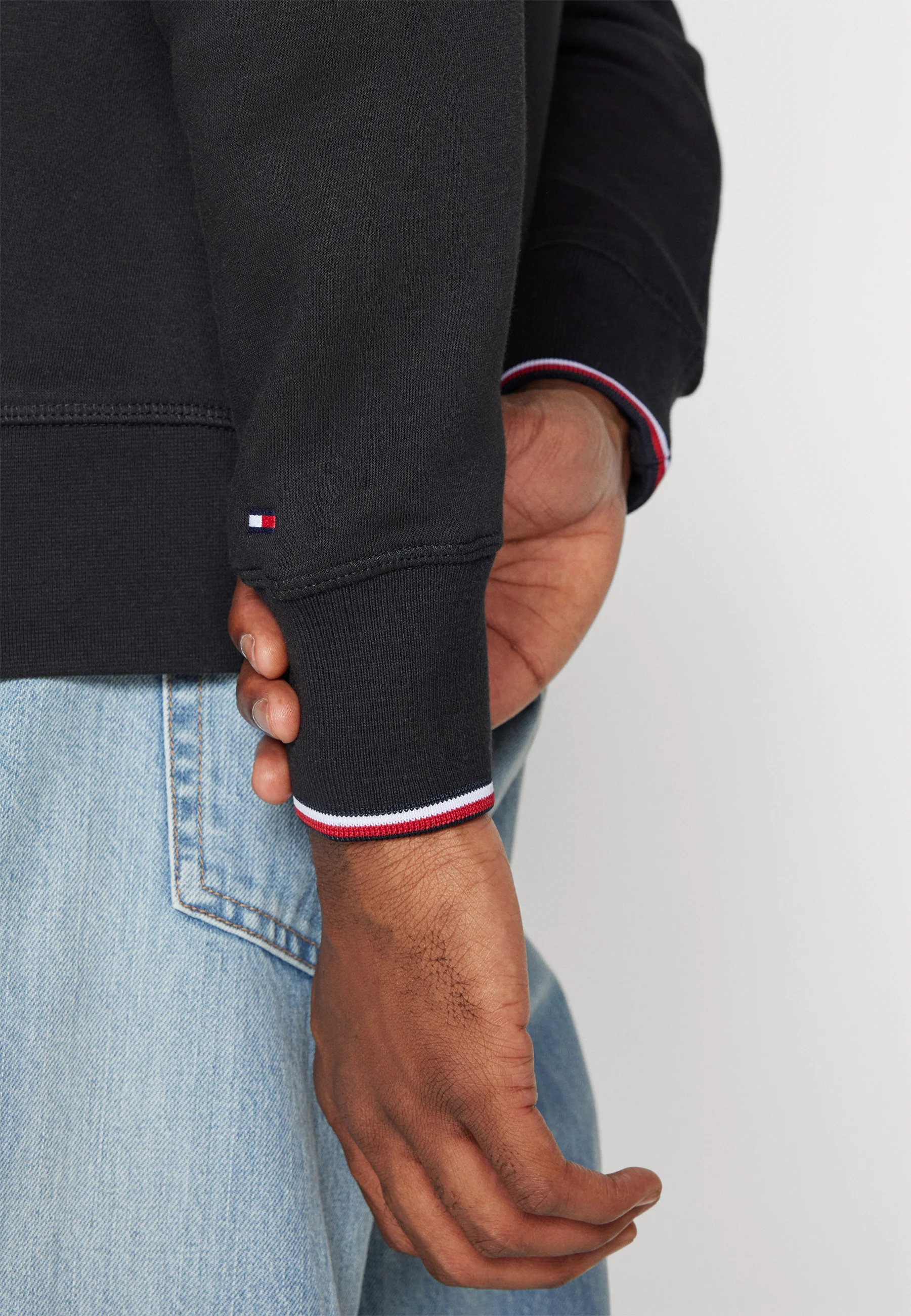 Sudadera con cuello redondo y ribete del logotipo de Tommy Hilfiger