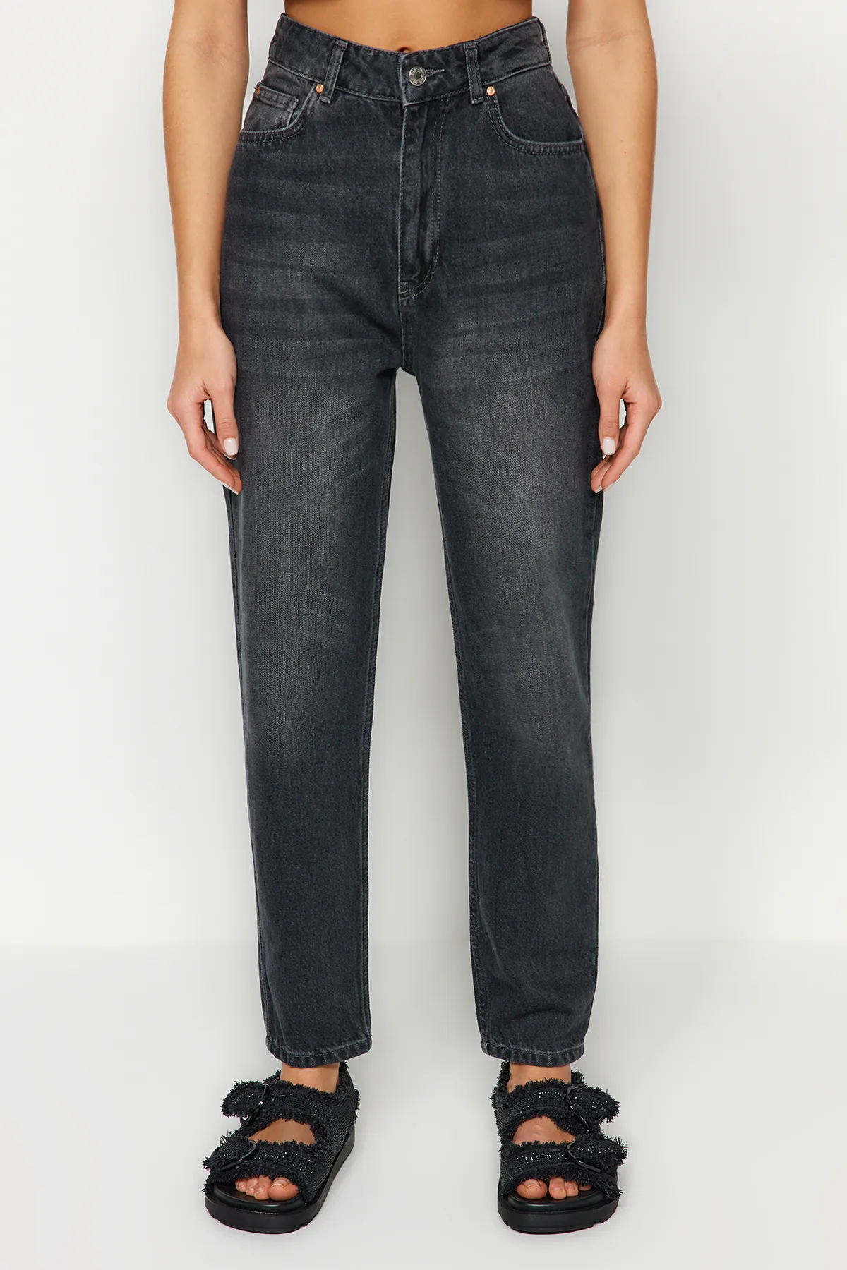 Trendyol Collection  Schwarze Mom-Jeans mit hoher Taille TWOSS24JE00026