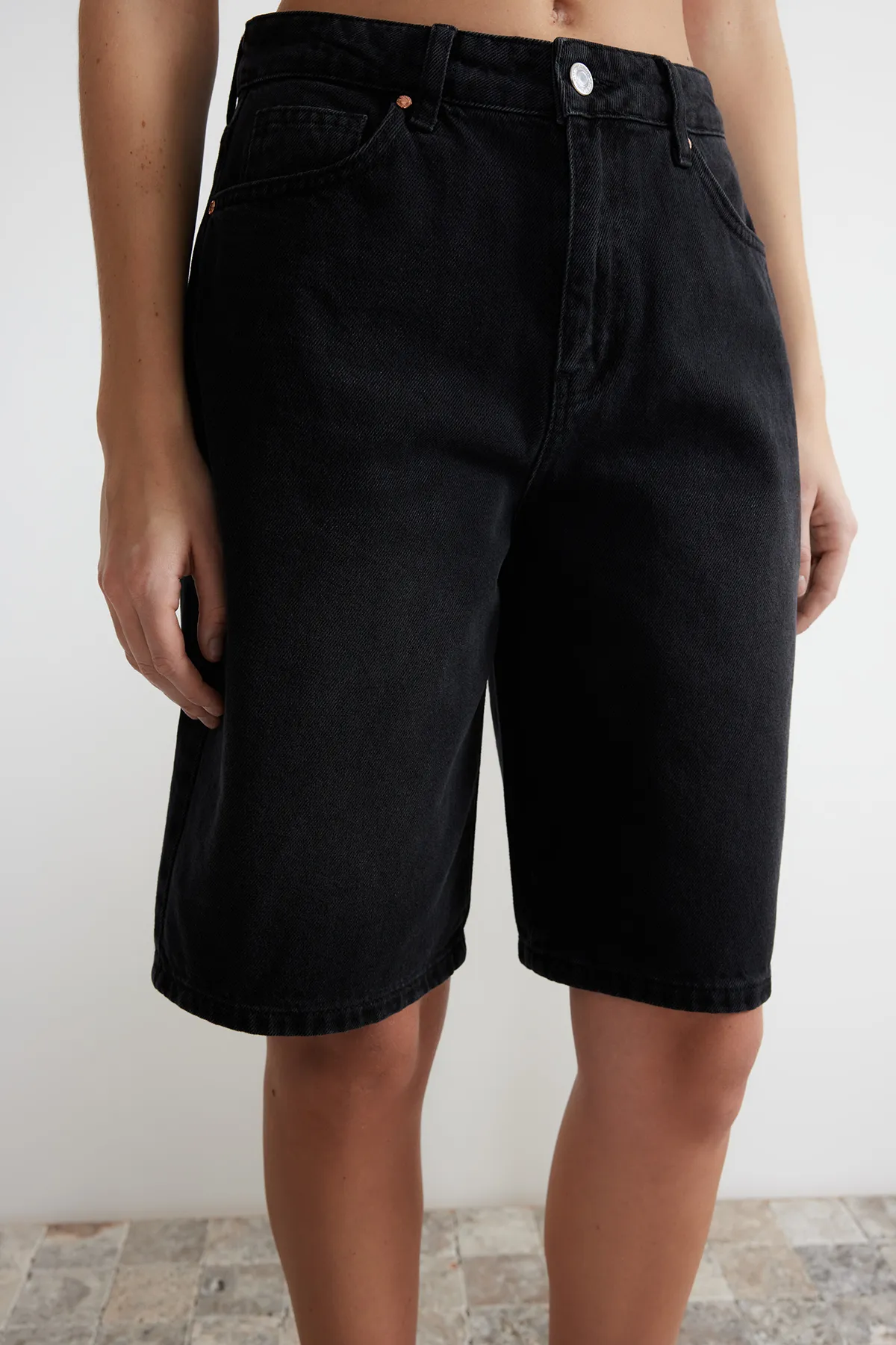Trendyol Collection  Schwarze Jeansshorts mit hoher Taille und Bermuda TWOSS24SR00007