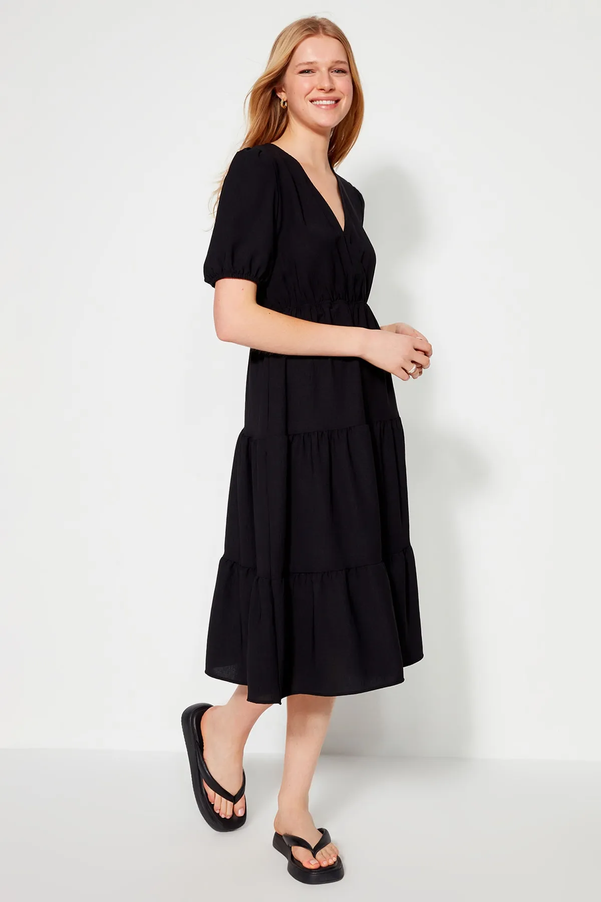 Trendyol Collection  Schwarzes, gerade geschnittenes, gewebtes Midi-Kleid mit zweireihigem Kragen und gewebtem Kragen TWOSS23EL00479
