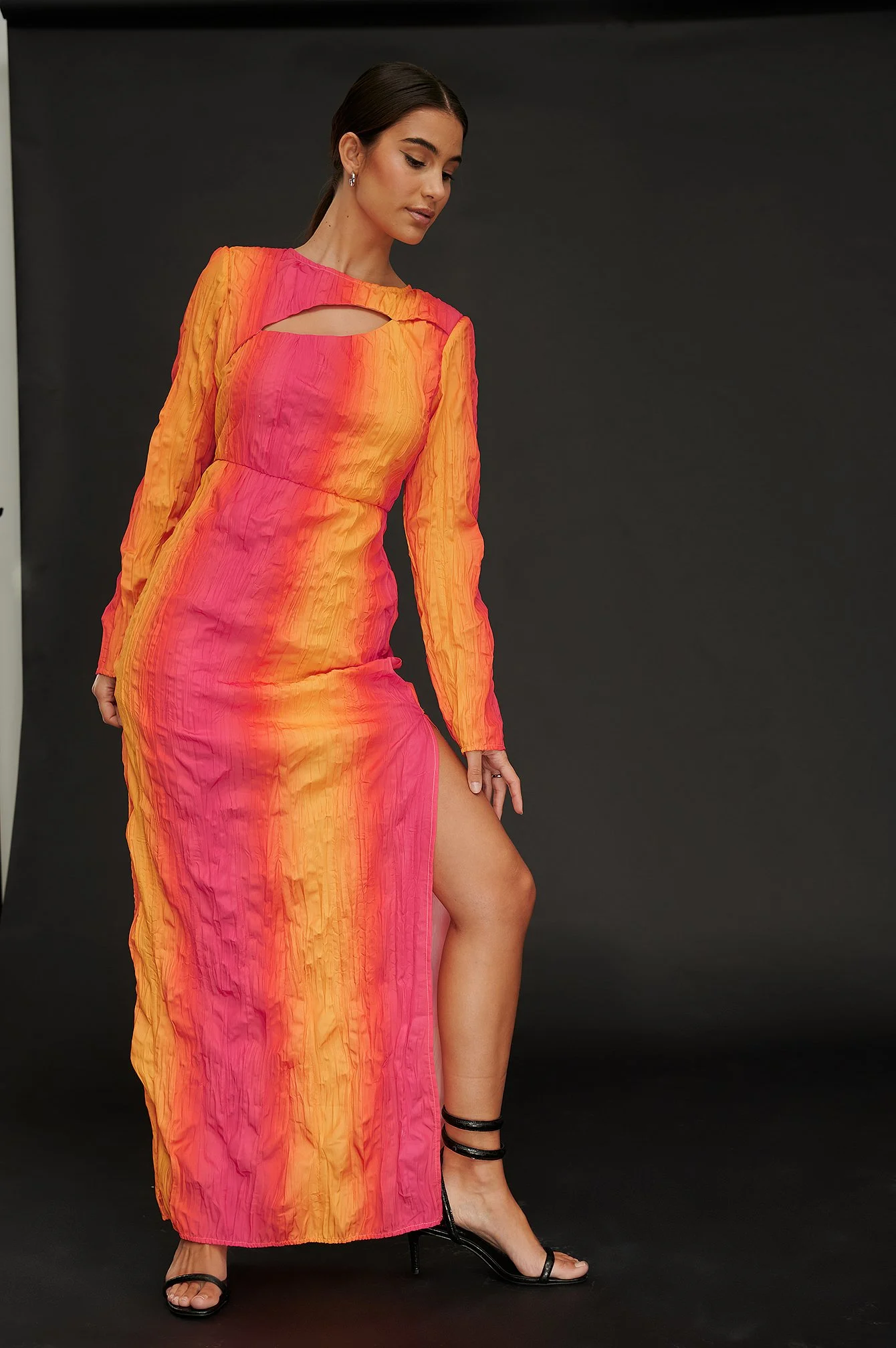 Strukturiertes Maxikleid mit Cut-out