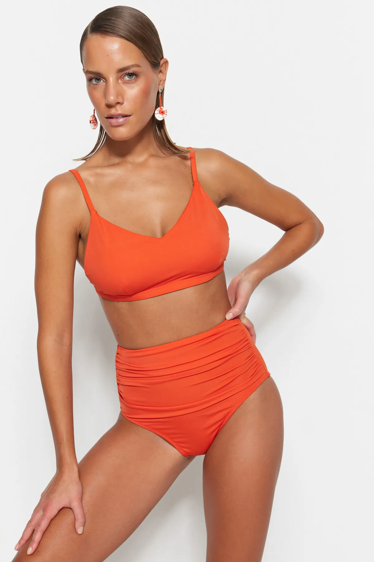 Trendyol Collection  Bustier-Bikinioberteil mit Granatapfelblüten TBESS21BU0104
