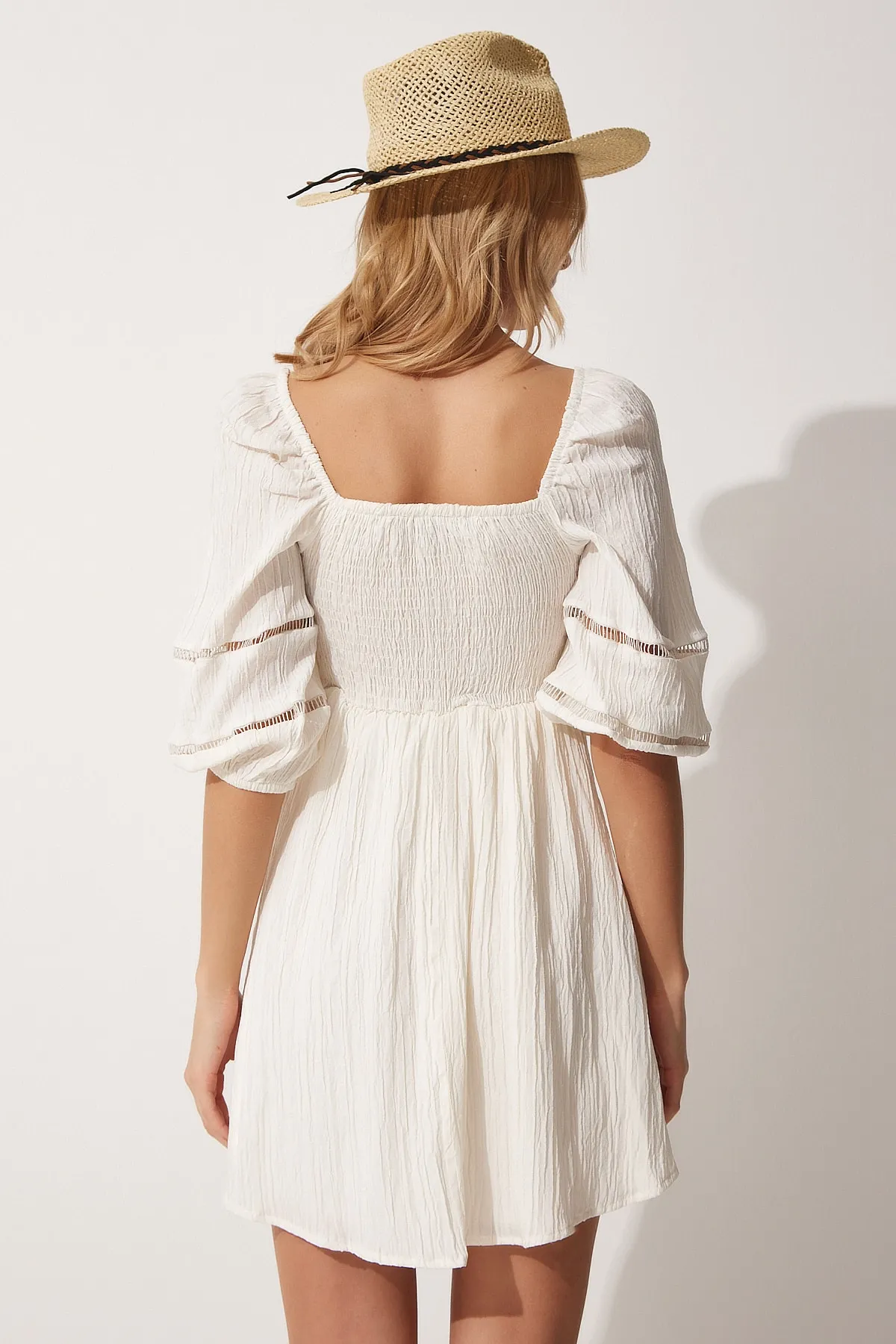 Happiness İstanbul  Weißes Damen-Sommerkleid mit herzförmigem Ausschnitt und Ballonärmeln DM00113