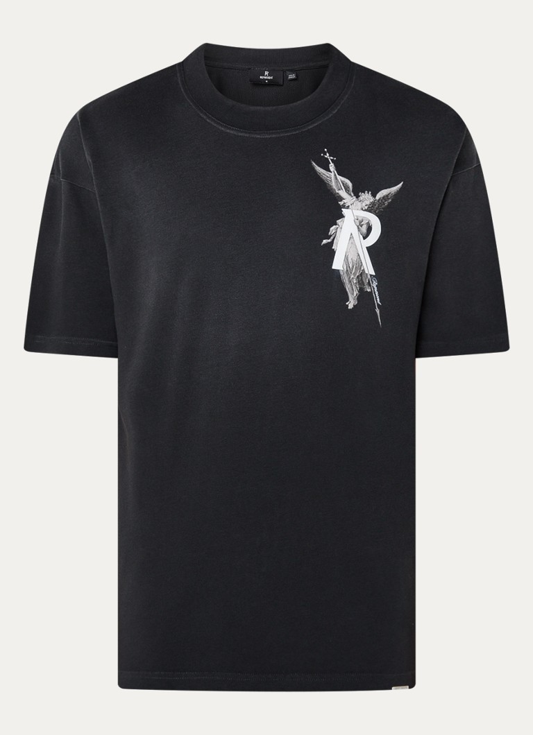 Tricou cu imaginea Arhanghelului, cu logo și imprimeu pe spate.