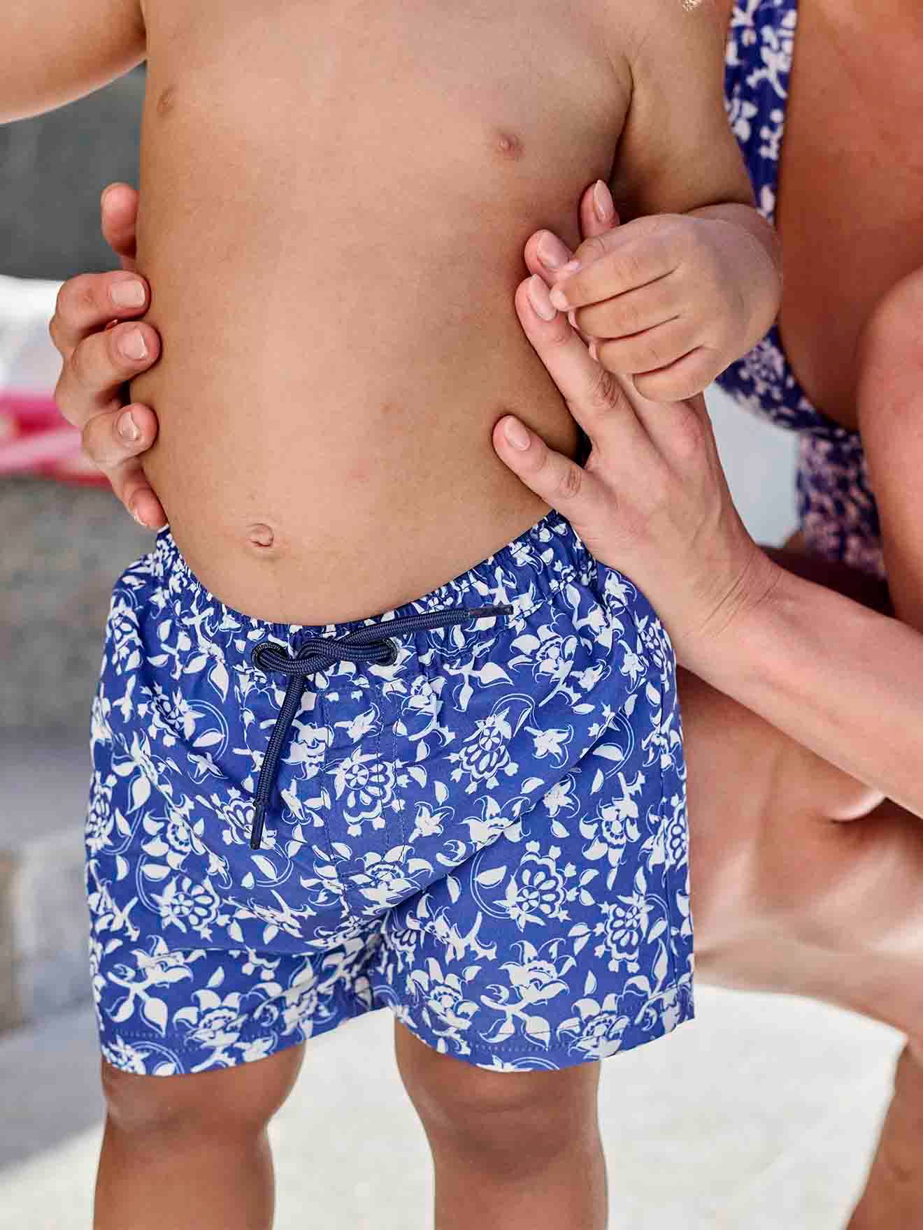 Vertbaudet Capsule Bademode Team Familie: Baby Badeshorts Oeko-Tex - blau/weiß geblümt