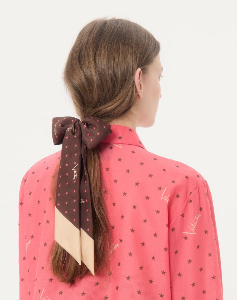 Silketørklæde i bandeau-stil med stjerner og stjernesignatur