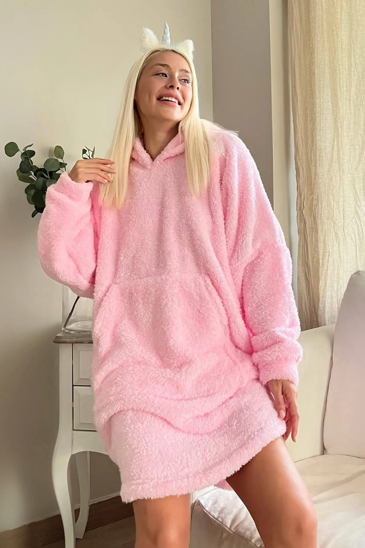Pijamaevi  Puderrosa, vollplüschiger, übergroßer Sweat-Poncho-Pyjama mit Kapuze