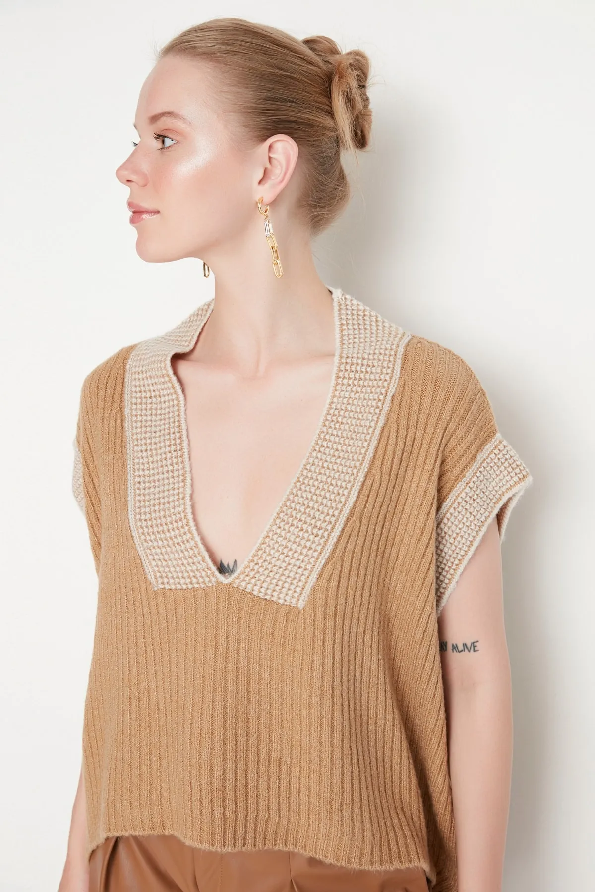 Trendyol Collection  Kamelfarbener Strickpullover mit Oversize-Kragen und detailliertem Strickmuster