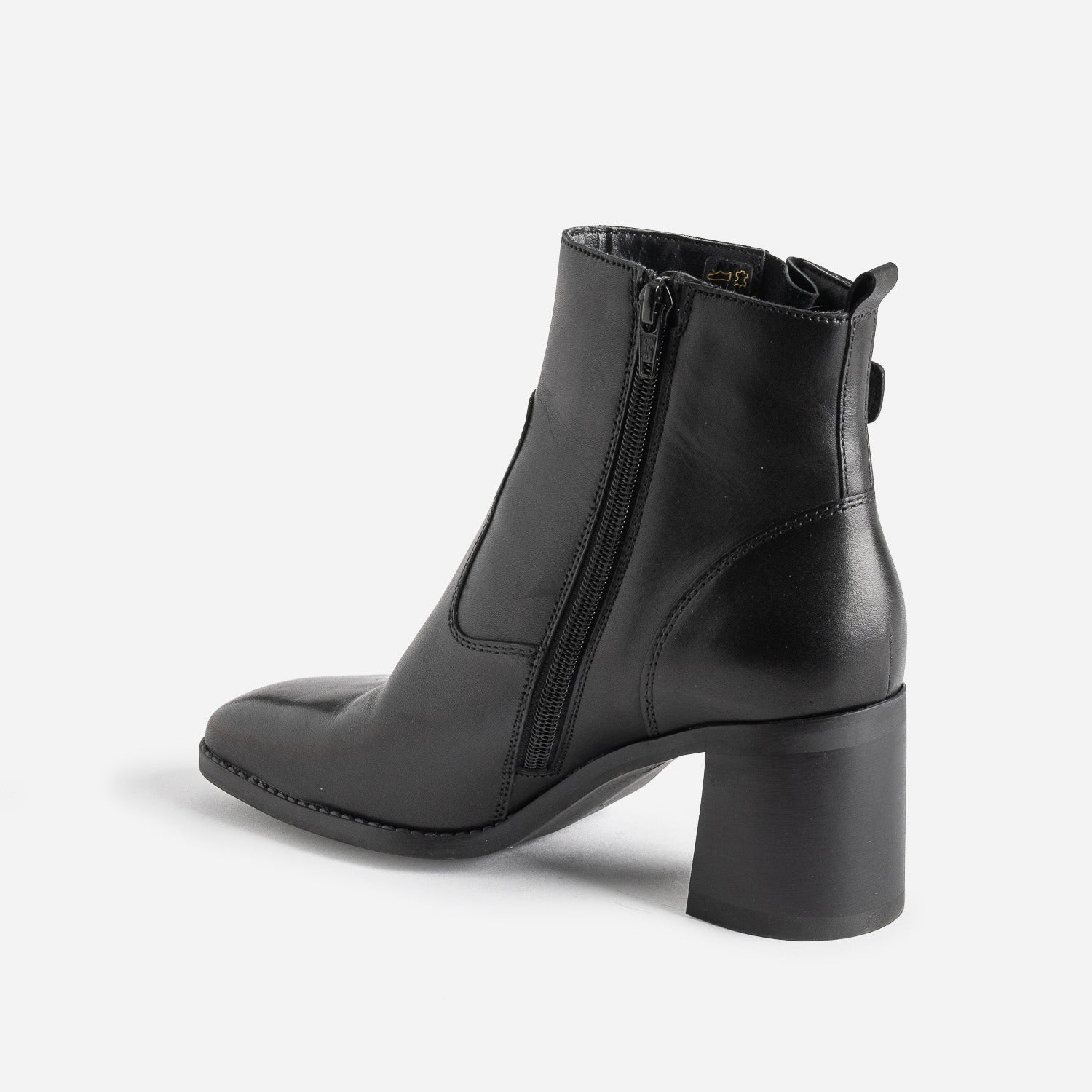 Boots noir éco-conçue en cuir détails surpiqûres