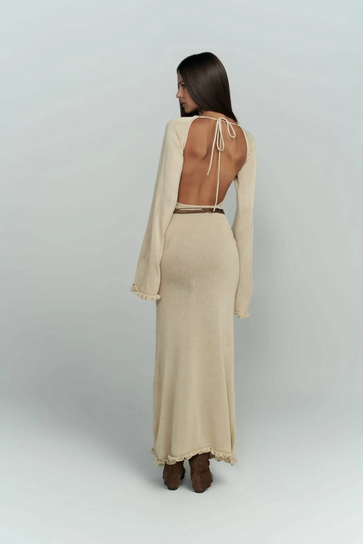BOHEMAİ  Beigefarbenes Strickkleid mit tiefem Ausschnitt von Angela Back