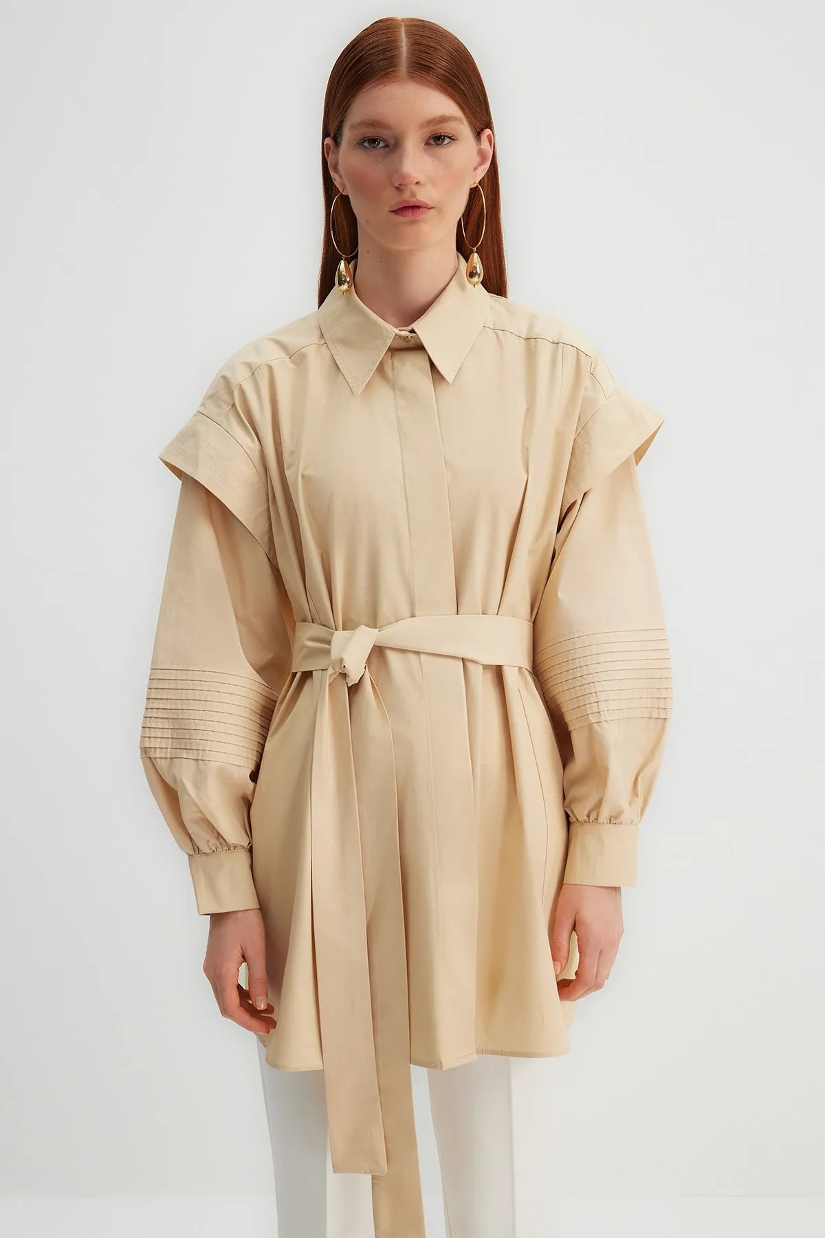 Trendyol Modest  Kevser Sarıoglu Weißes Hemd aus 100 % gewebtem Popeline mit gerippten Nähten TCLSS23TG00002