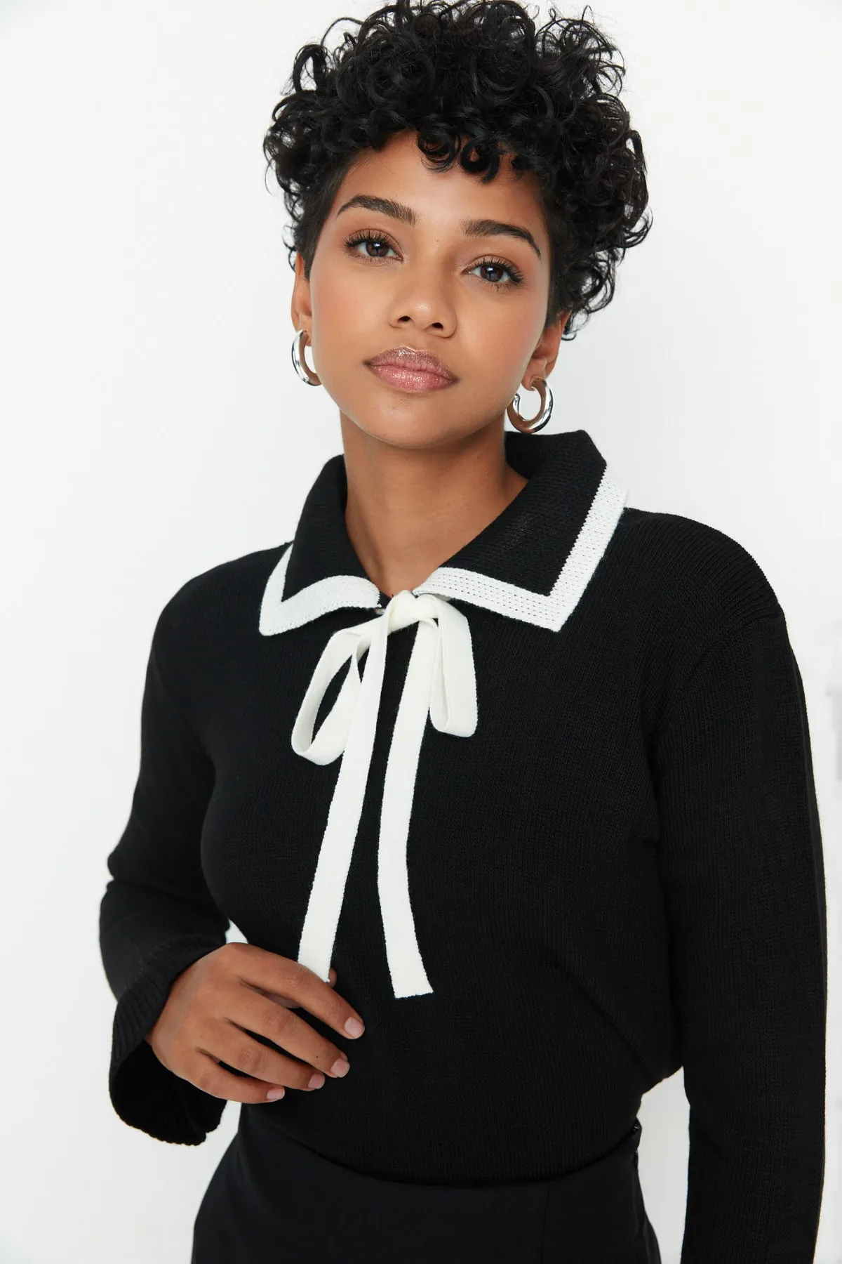 Trendyol Collection  Schwarzer Strickpullover mit Farbblockdesign TWOAW23KZ0039