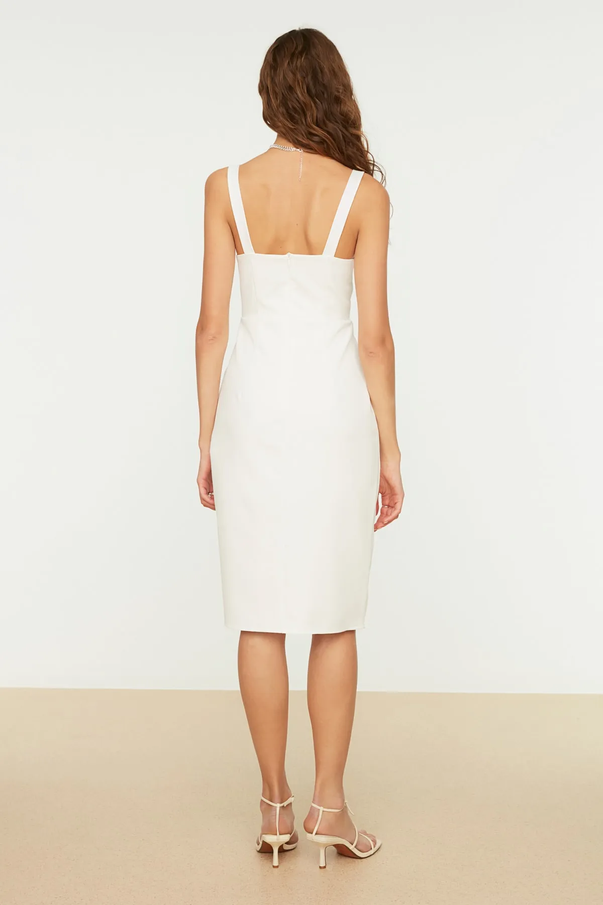 Trendyol Collection  Ecrufarbenes, geschlitztes Webkleid TWOSS19BB0216
