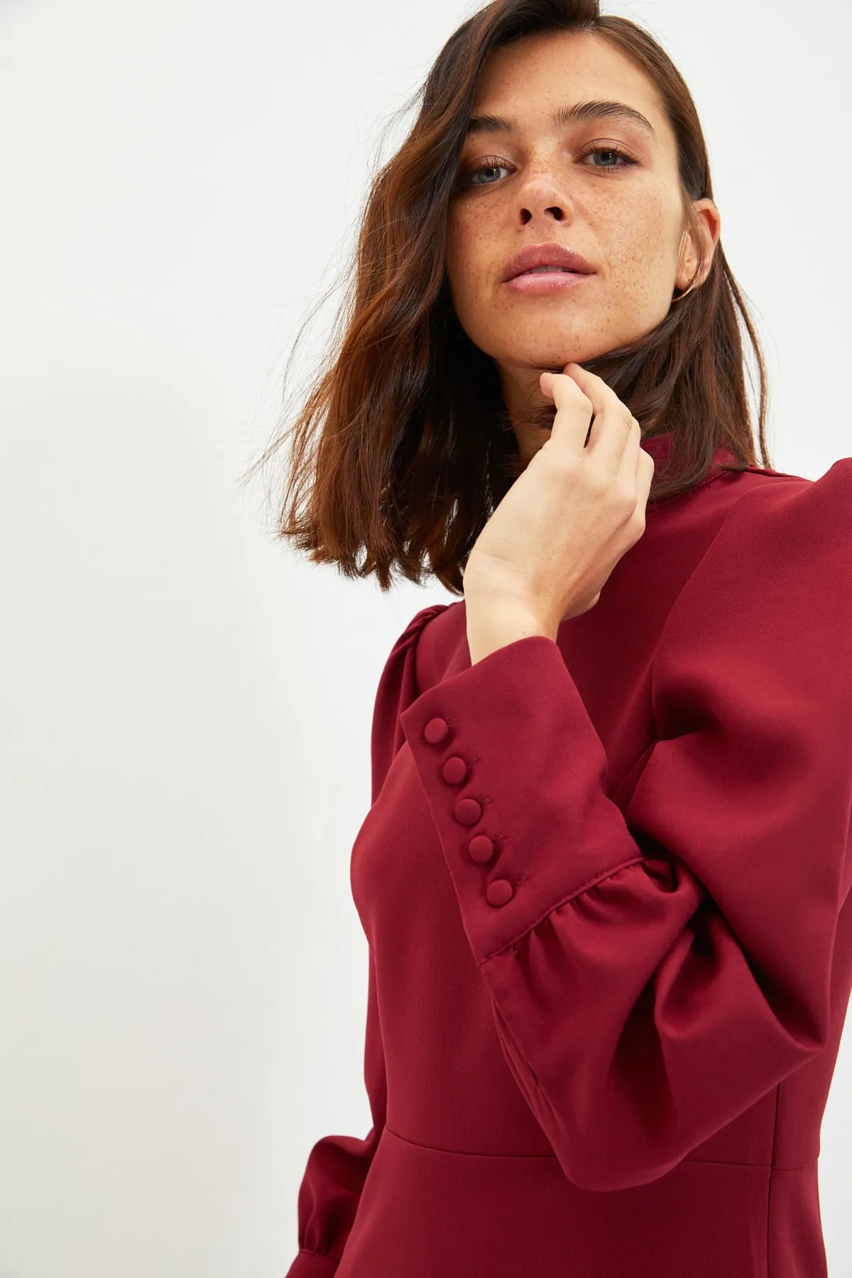 Trendyol Collection  Burgunderfarbenes, gerafftes Mini-Webkleid mit hohem Kragenrock TWOAW21EL1816