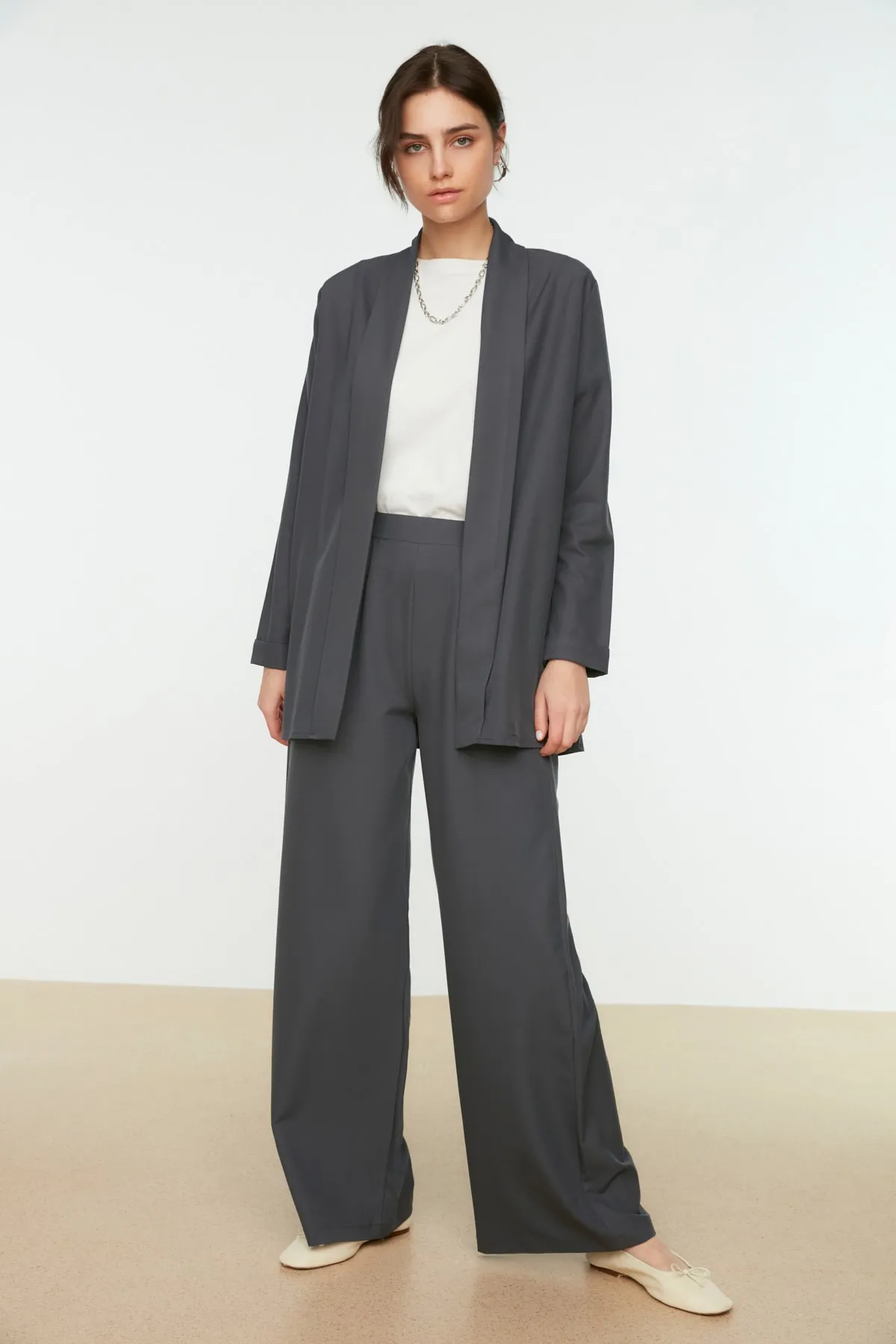 Trendyol Modest  Dunkelgrauer gewebter Anzug mit weitem Bein und Jacke und Hose TCTSS22US0123