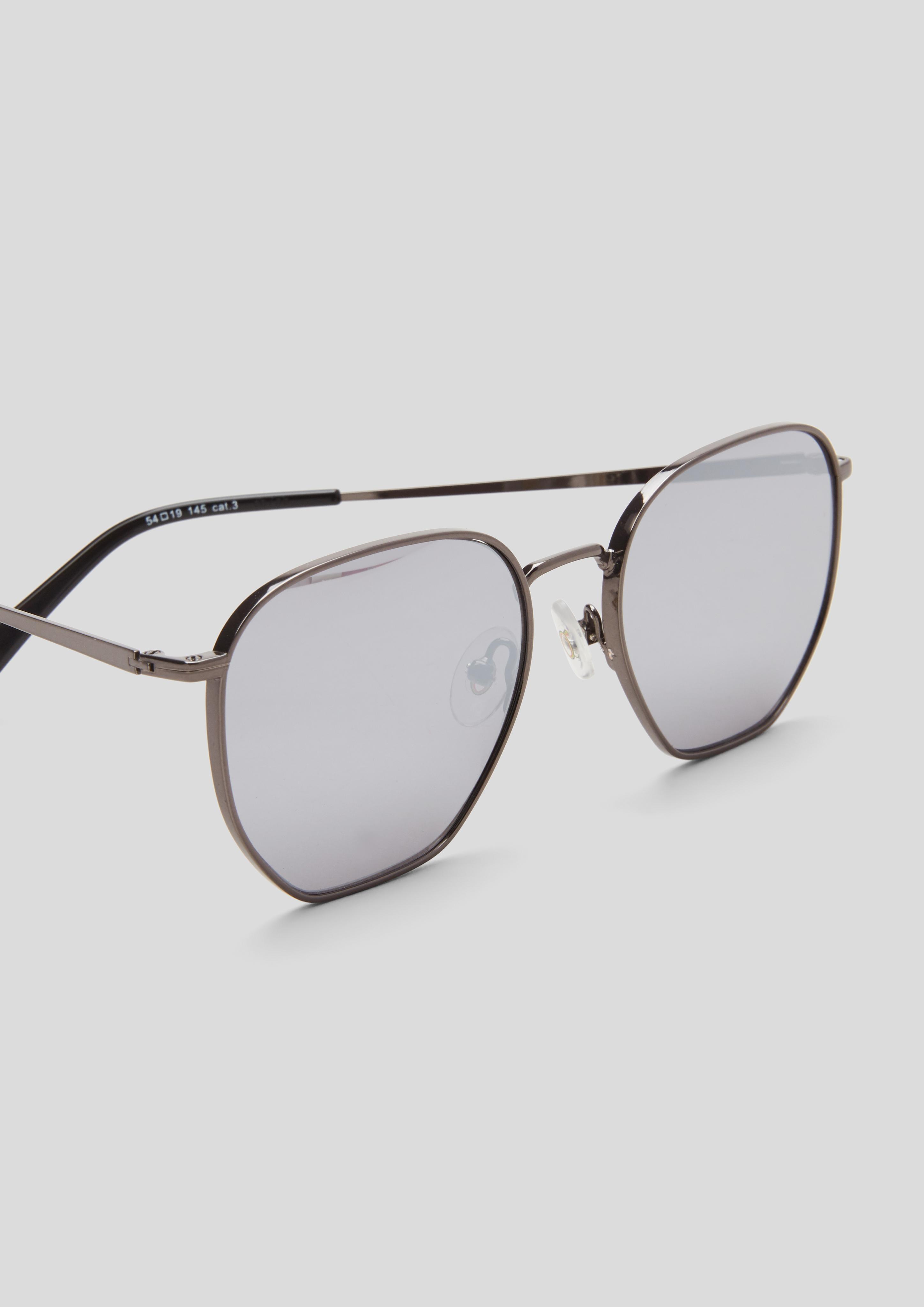 Sonnenbrille in modischer Form  143.120.141.98541-800