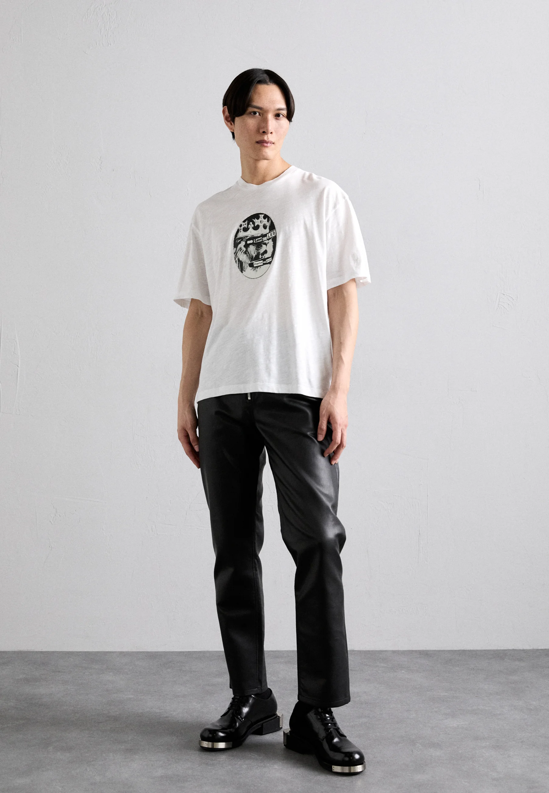 Neil Barrett BANDA DE ROCK CON HOMBROS CAÍDOS ZODIAC LEON - Camiseta con estampado