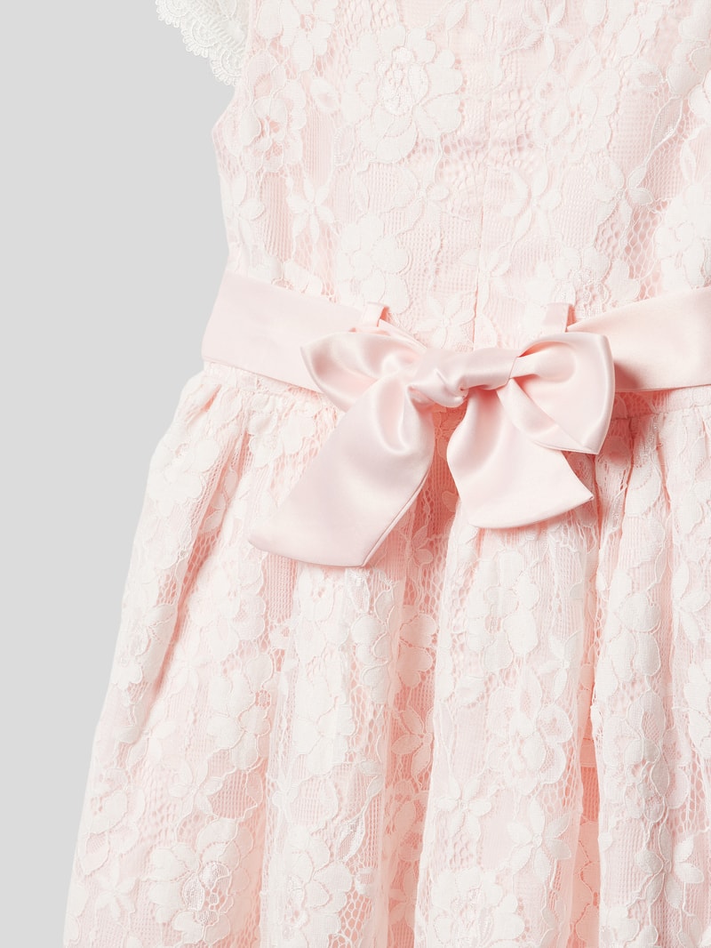 Knielanges Spitzenkleid mit Taillenband in rosé