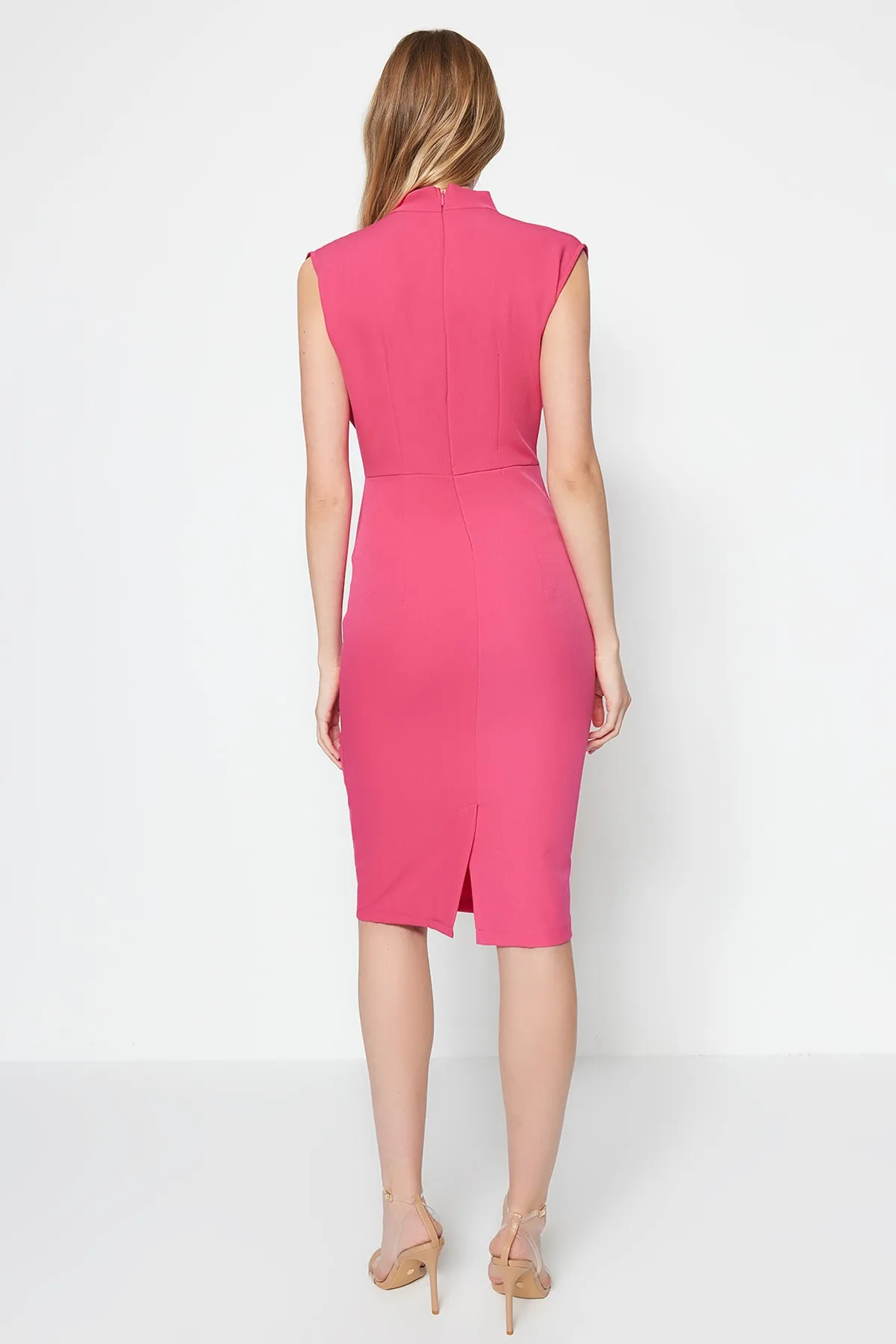 Trendyol Collection  Fuchsiafarbenes, figurbetontes, gewebtes Kleid mit Stehkragen TWOAW20EL0311