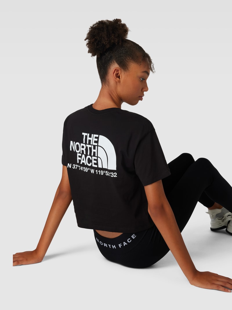 Cropped T-Shirt mit überschnittenen Schultern in schwarz