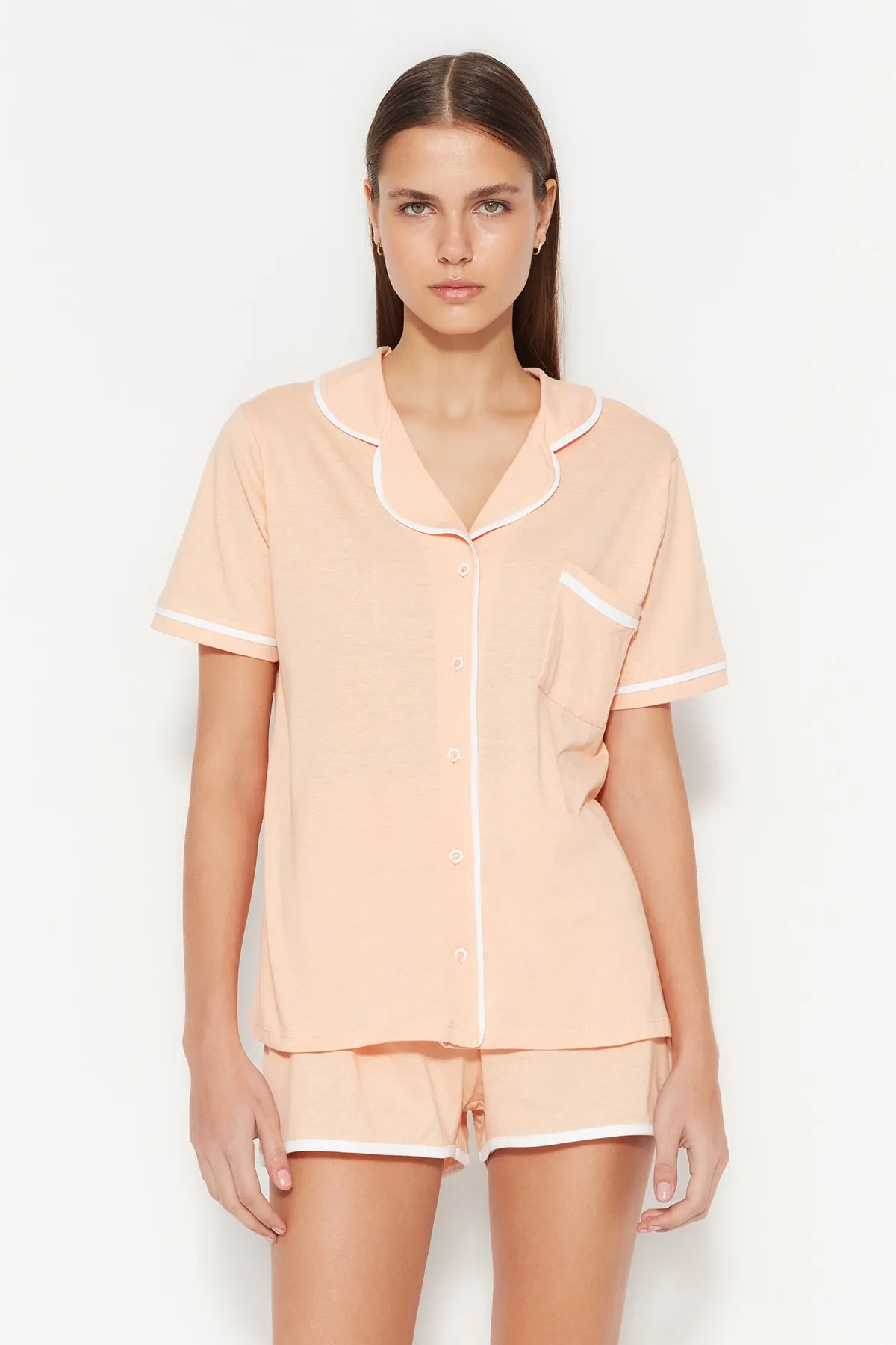 Trendyol Collection  Lachsfarbenes, gestricktes Pyjama-Set aus Hemd und Shorts aus 100 % Baumwolle mit Paspelierung THMSS20PT0406