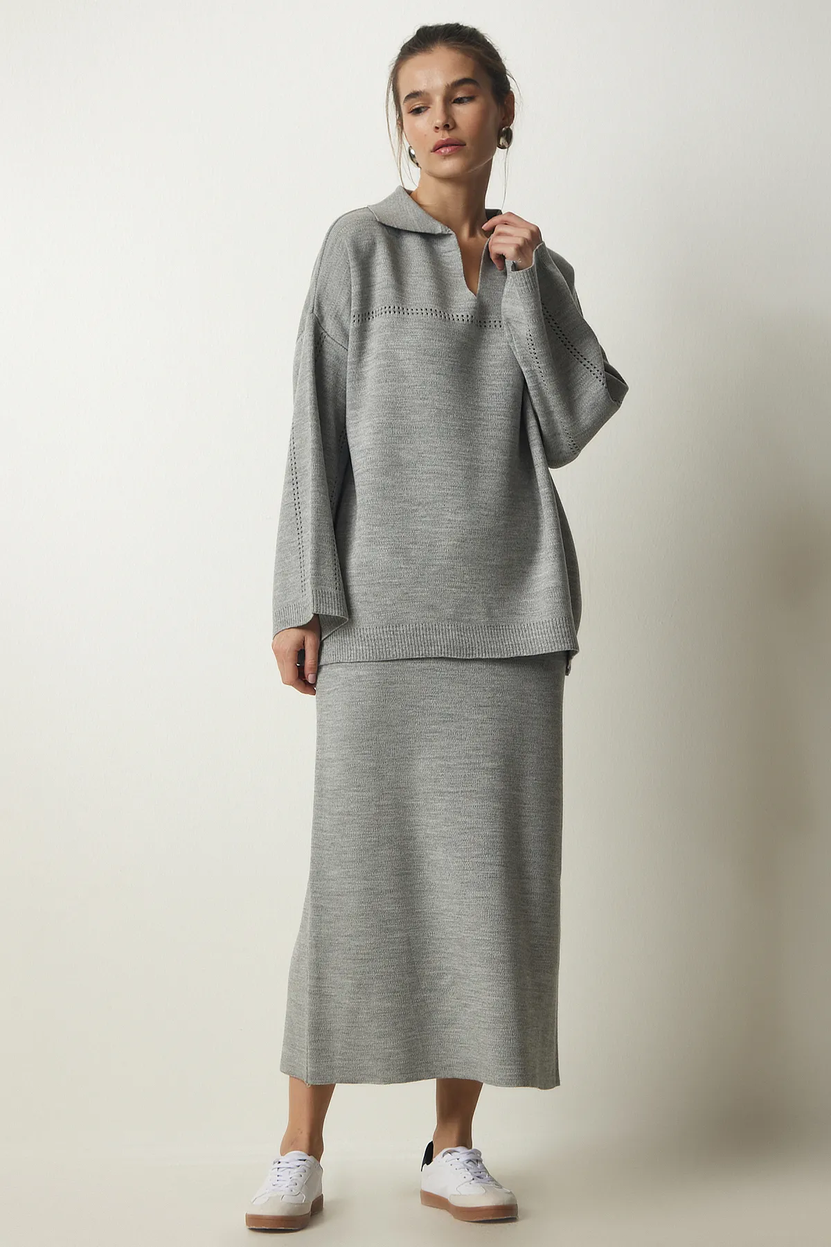 Happiness İstanbul  Graues Damen-Set mit Polokragen und stilvollem Strickpullover und Rock YY00186