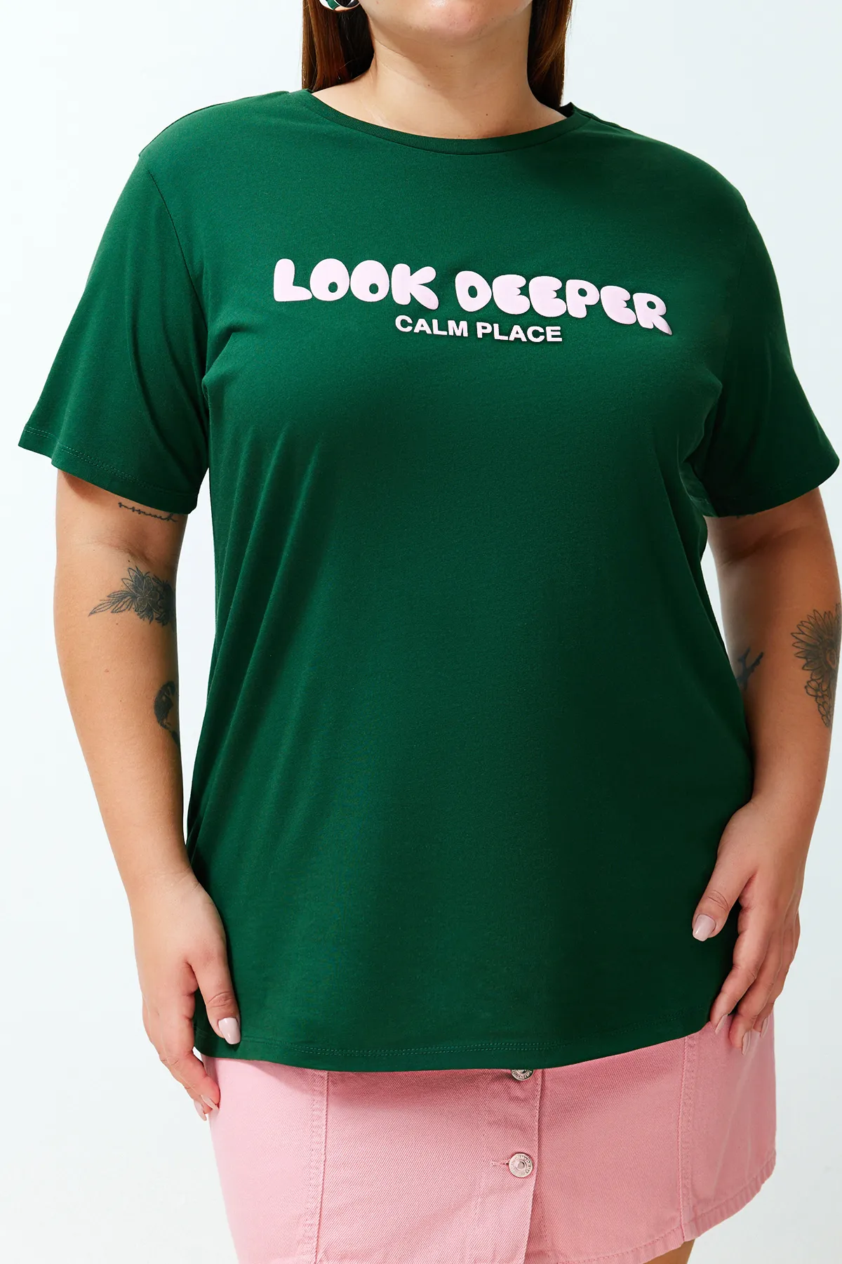 Trendyol Curve  Dunkelgrünes Boyfriend-Strick-T-Shirt mit Slogan-Print TBBSS24BF00036