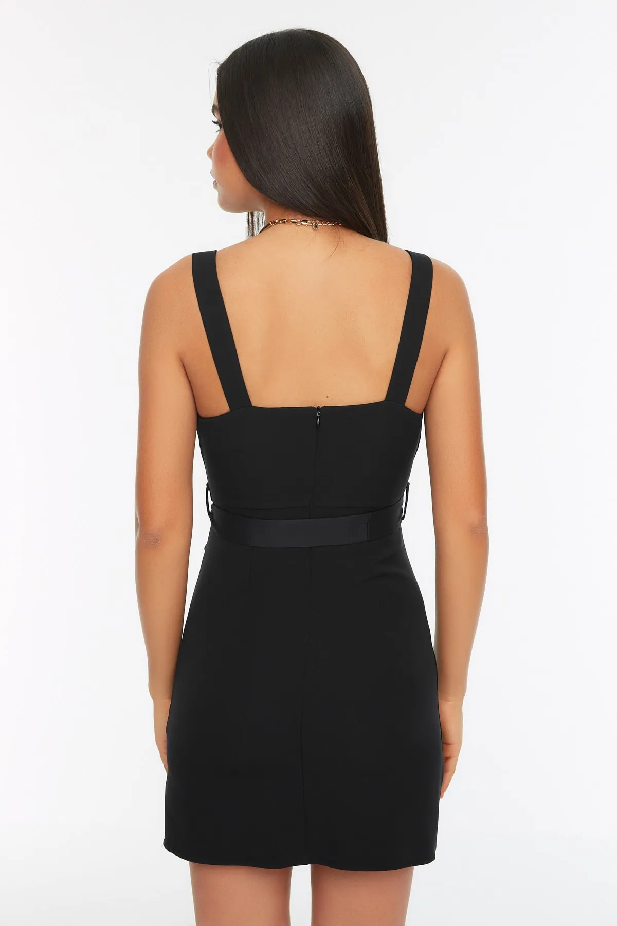 Trendyol Collection  Schwarzes, gerade geschnittenes Mini-Webkleid mit Schlitz und quadratischem Ausschnitt und Gürtel TWOSS20EL0977