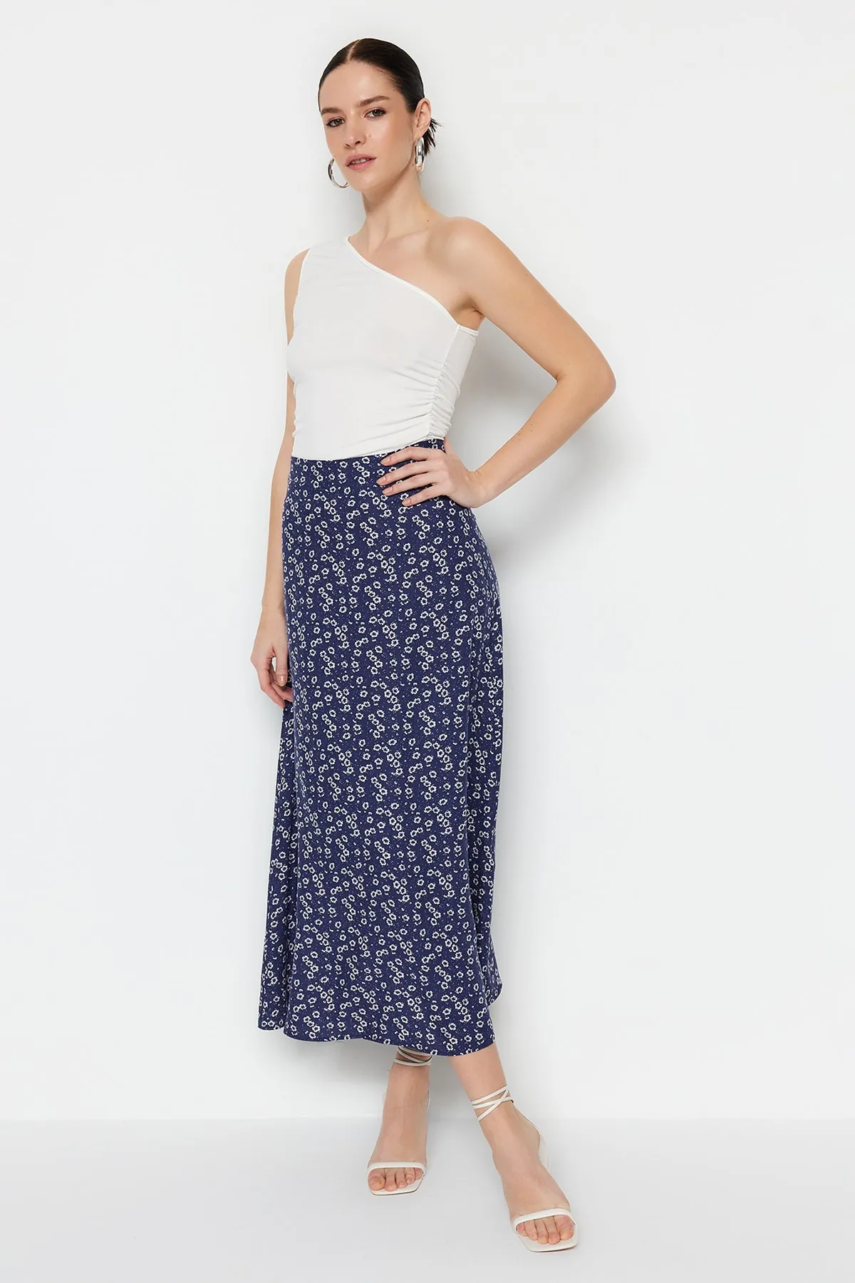 Trendyol Collection  Blauer gewebter Midirock aus Viskosestoff mit Blumenmuster TWOSS23ET00295