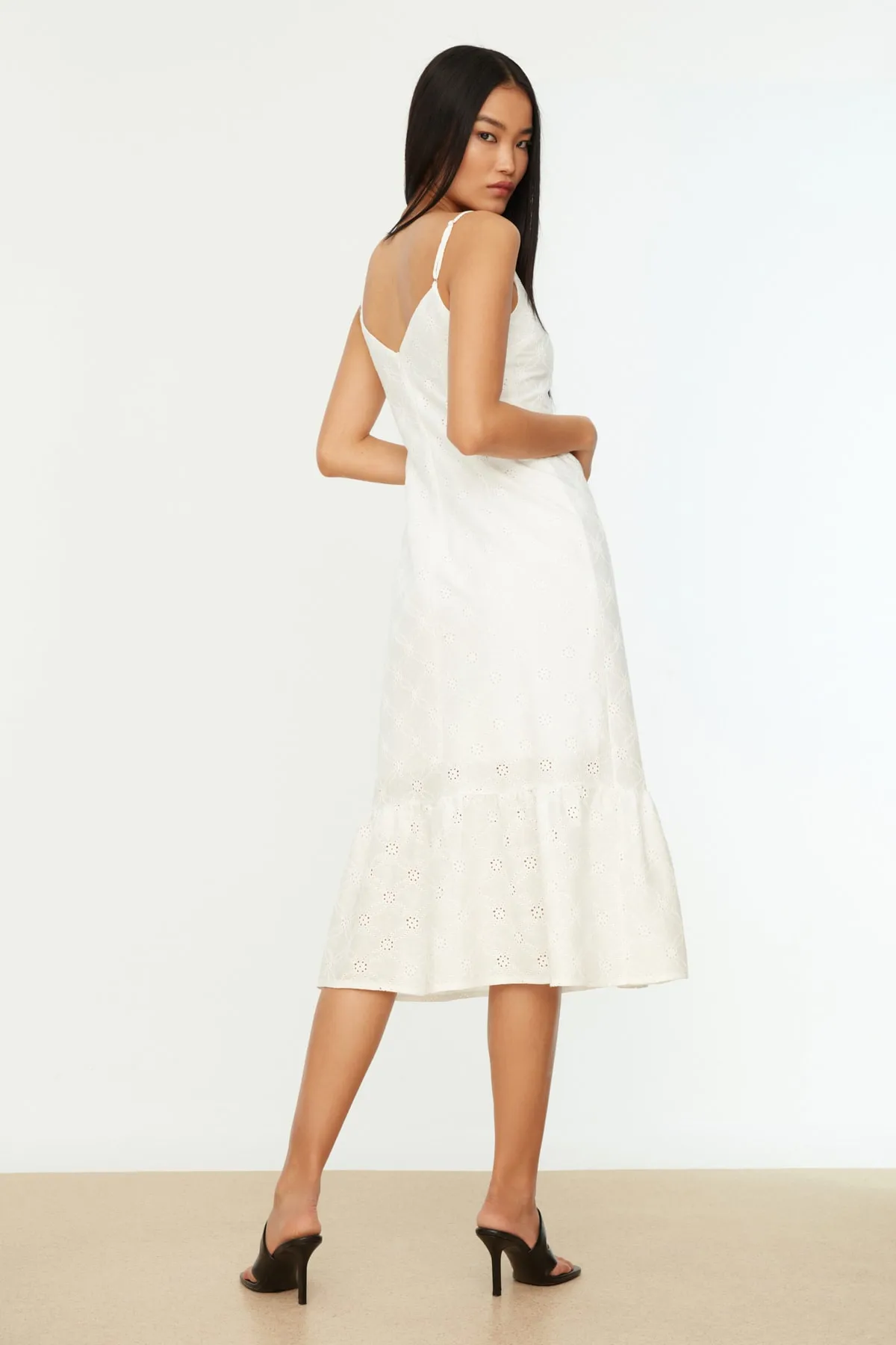 Trendyol Collection  Weißes, gewebtes Kleid mit Trägerstickerei und Stickerei TWOSS21EL3001
