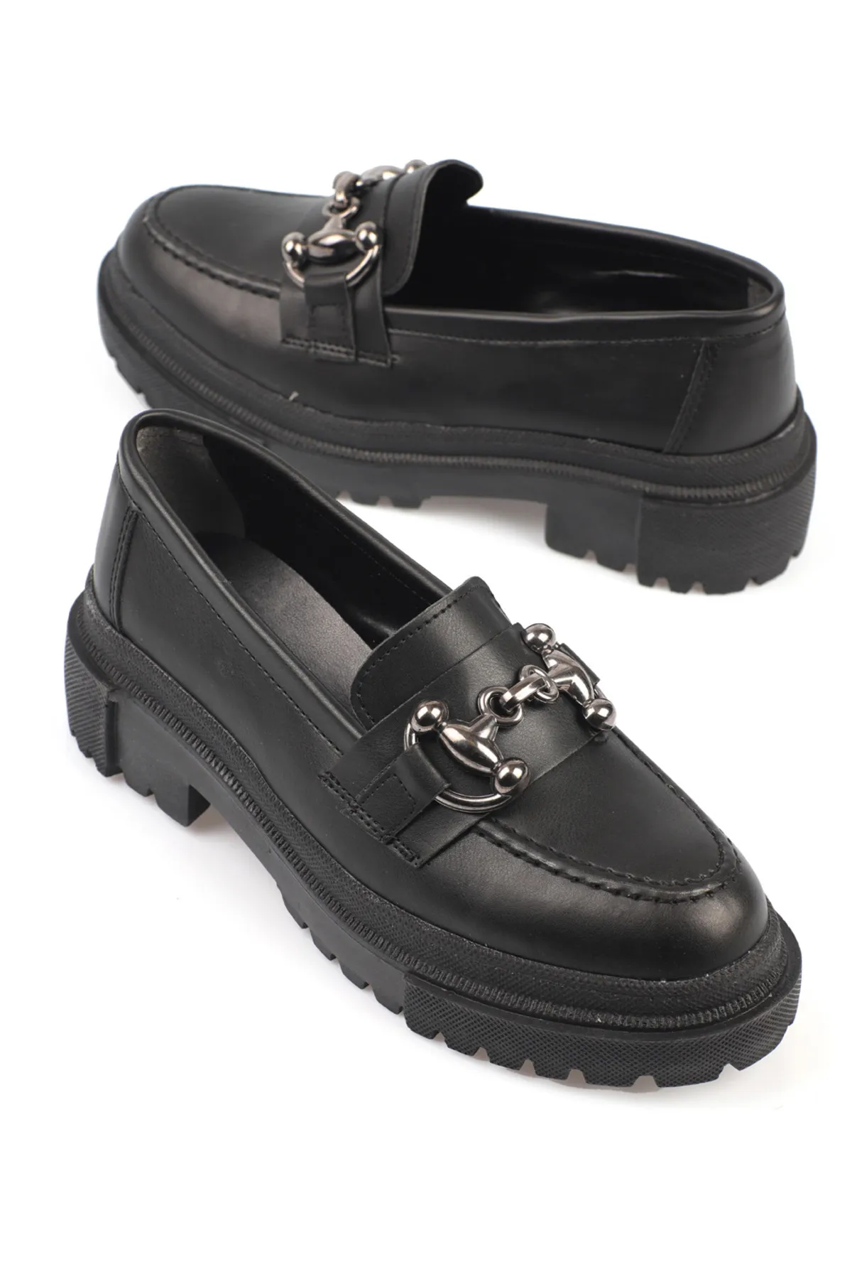 Capone Outfitters  Damen-Loafer mit ovaler Zehenpartie und Metallschnalle mit Trak-Sohle