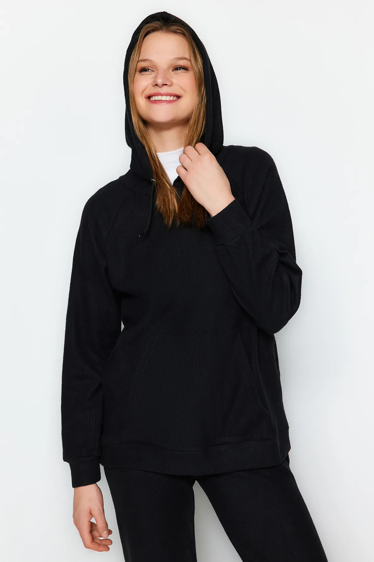 Trendyol Modest  Schwarzes Sweatshirt-Hose-Set mit Kapuze und Unterteil aus Strick TCTAW24AU00002