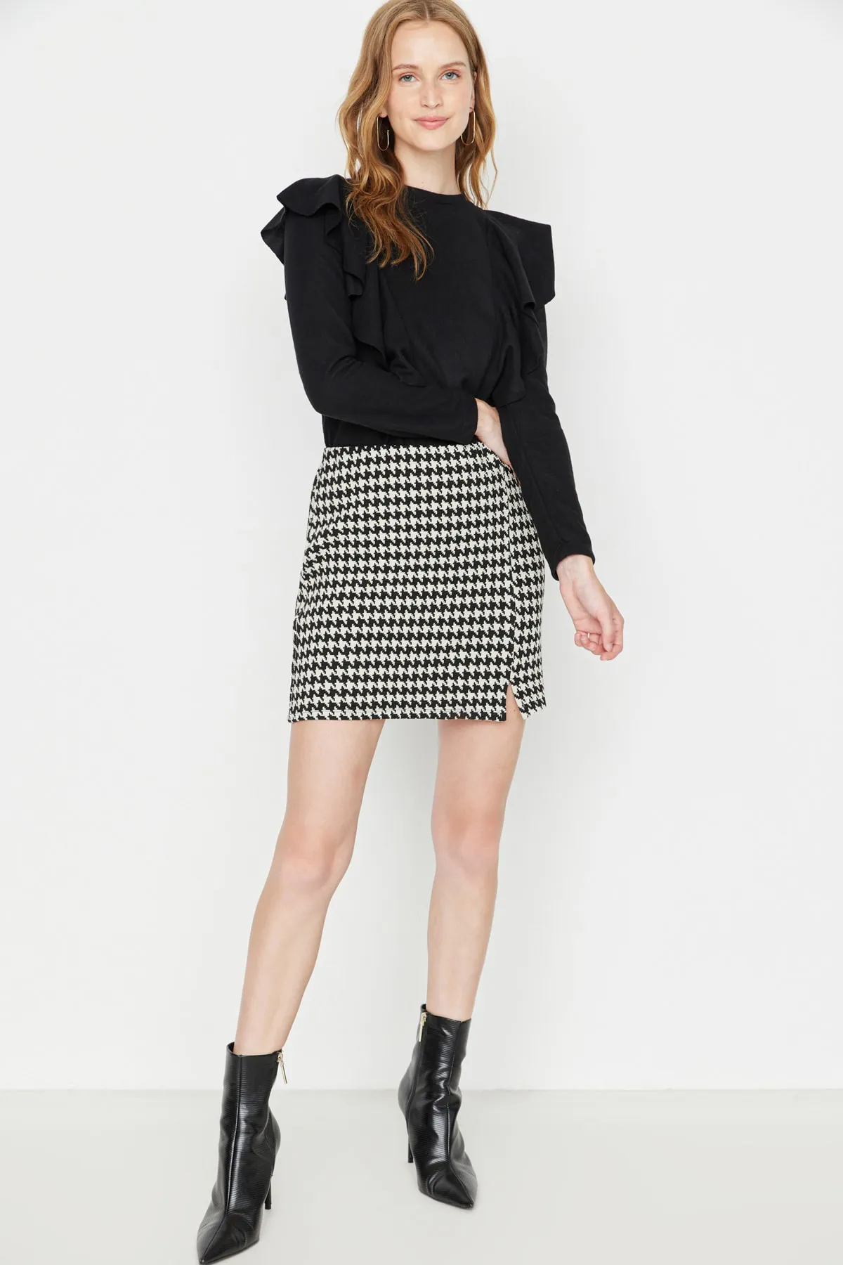 Trendyol Collection  Schwarzer Mini-Strickrock mit Hahnentrittmuster TWOAW23ET00112