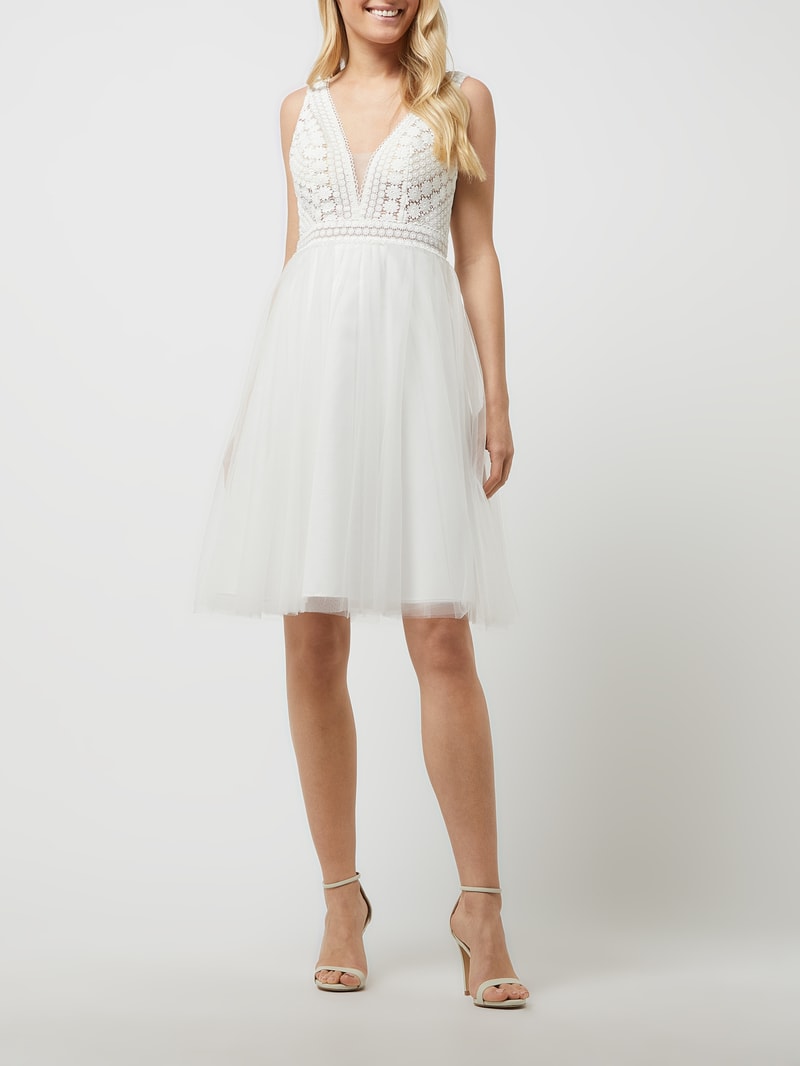 Brautkleid aus Häkelspitze und Tüll in offwhite