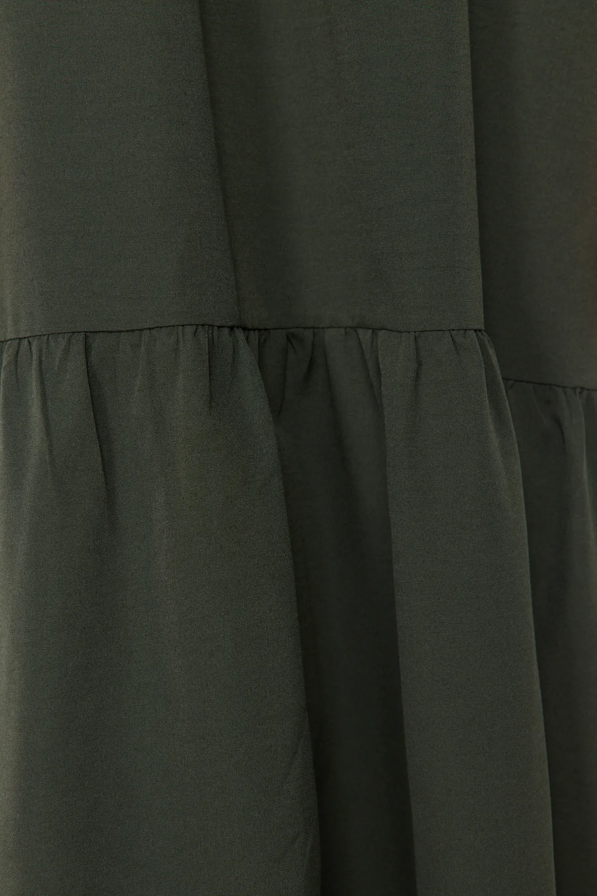 Trendyol Modest  Khakifarbenes, gewebtes Baumwollkleid mit weitem Schnitt und Raffung TCTSS21EL3406