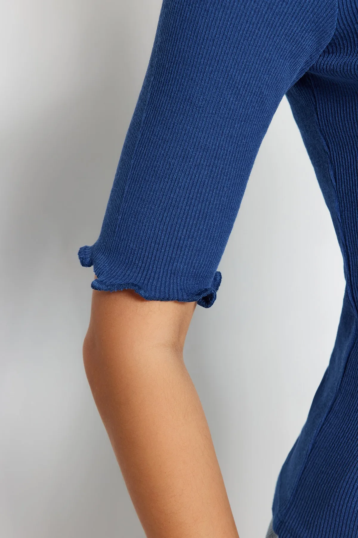 Trendyol Collection  Saks Corded Taillierte/Körperbetonte Rundhals-Bluse aus flexiblem Strick TWOSS23BZ00025