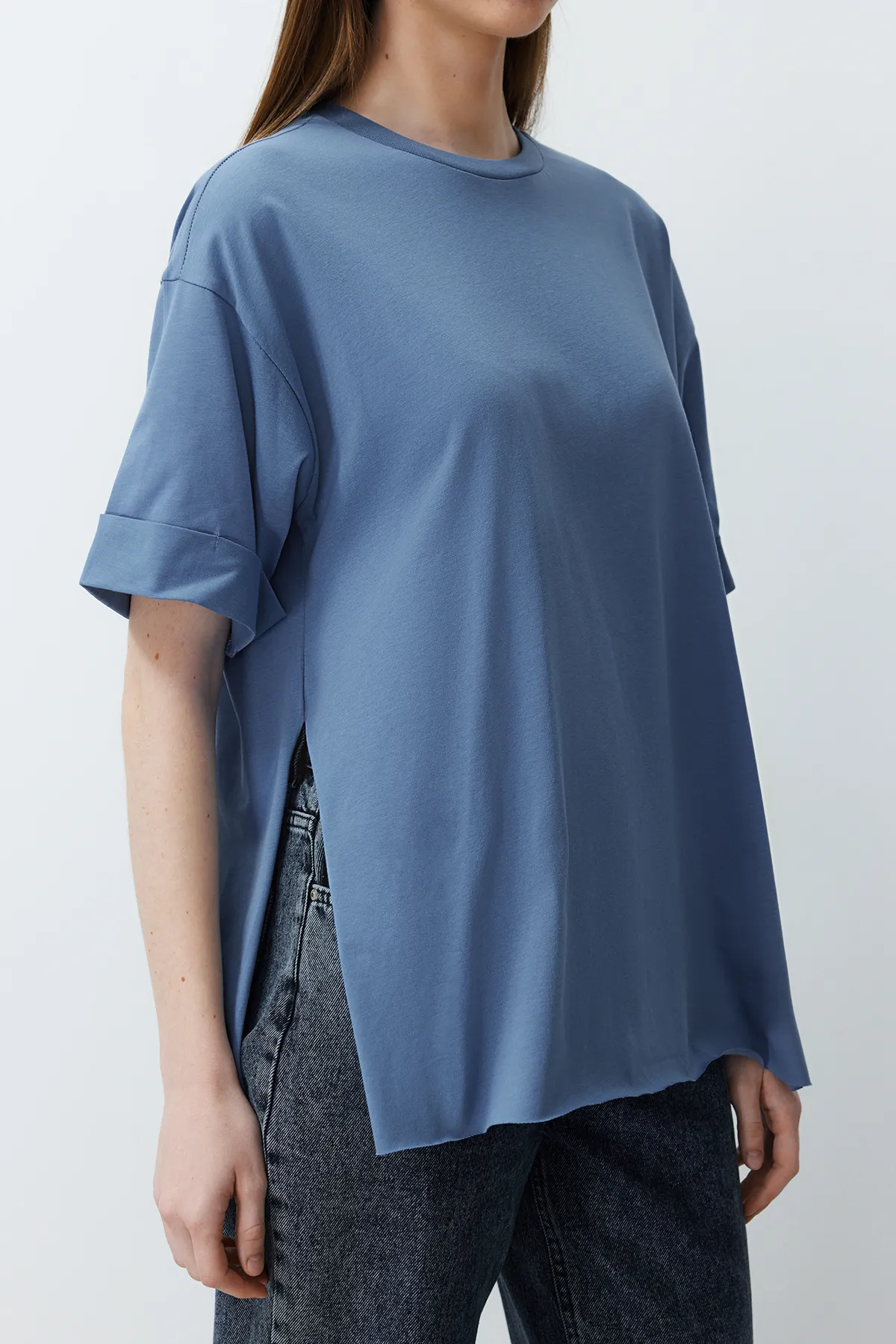 Trendyol Collection  Indigoblaues, asymmetrisches Boyfriend-Strick-T-Shirt aus 100 % Baumwolle mit zwei Ärmeln TWOSS20TS0828