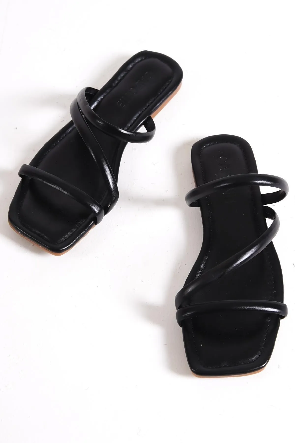 Capone Outfitters  Capone Blunt Toe Three-Striped Metallic Black Damen-Hausschuhe