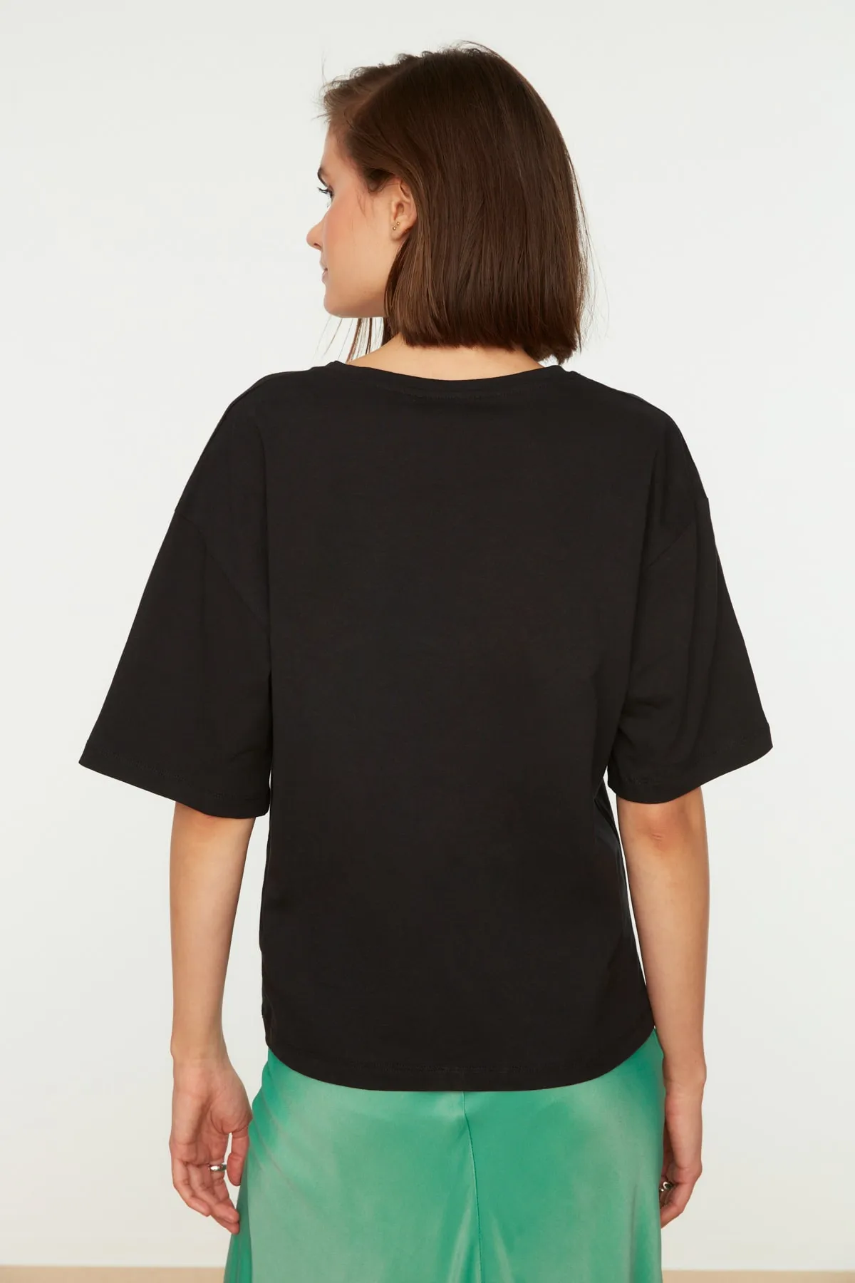 Trendyol Collection  Schwarzes, locker geschnittenes Strick-T-Shirt mit Rundhalsausschnitt aus 100 % Baumwolle mit Slogan-Aufdruck TWOSS19GH0034